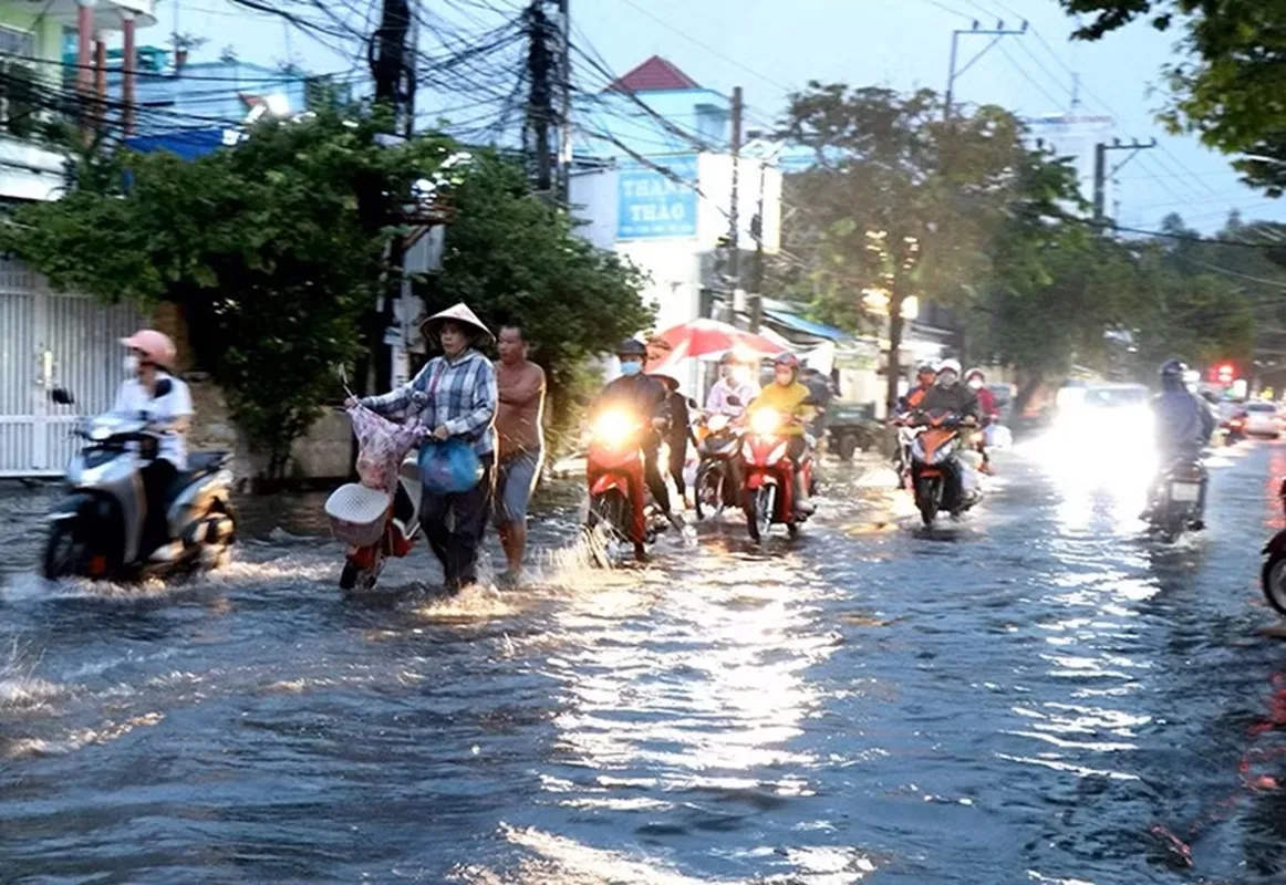 Nam Bộ và Nam Trung Bộ mưa dông, cảnh báo lốc xoáy trên biển - trieu cuong