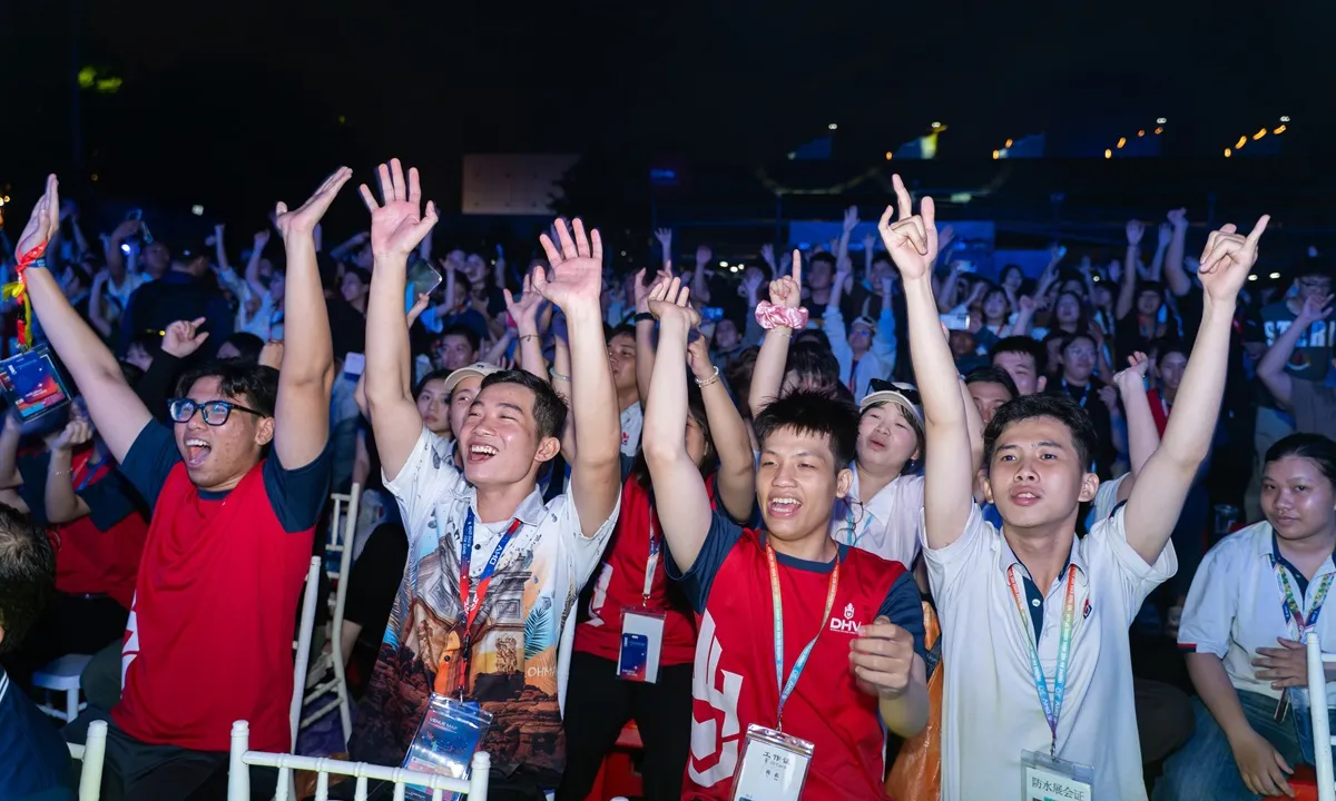 Trường đại học chào đón tân sinh viên bằng hội trại hoành tráng