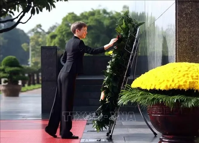 Thủ tướng Liechtenstein viếng Chủ tịch Hồ Chí Minh - Ảnh 2.