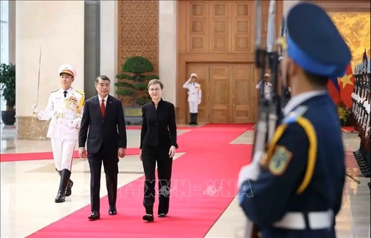 Thủ tướng Lê Minh Hưng và Thủ tướng Liechtenstein Brigitte Haas duyệt Đội danh dự Quân đội nhân dân Việt Nam - Ảnh An Đăng- TTXVN