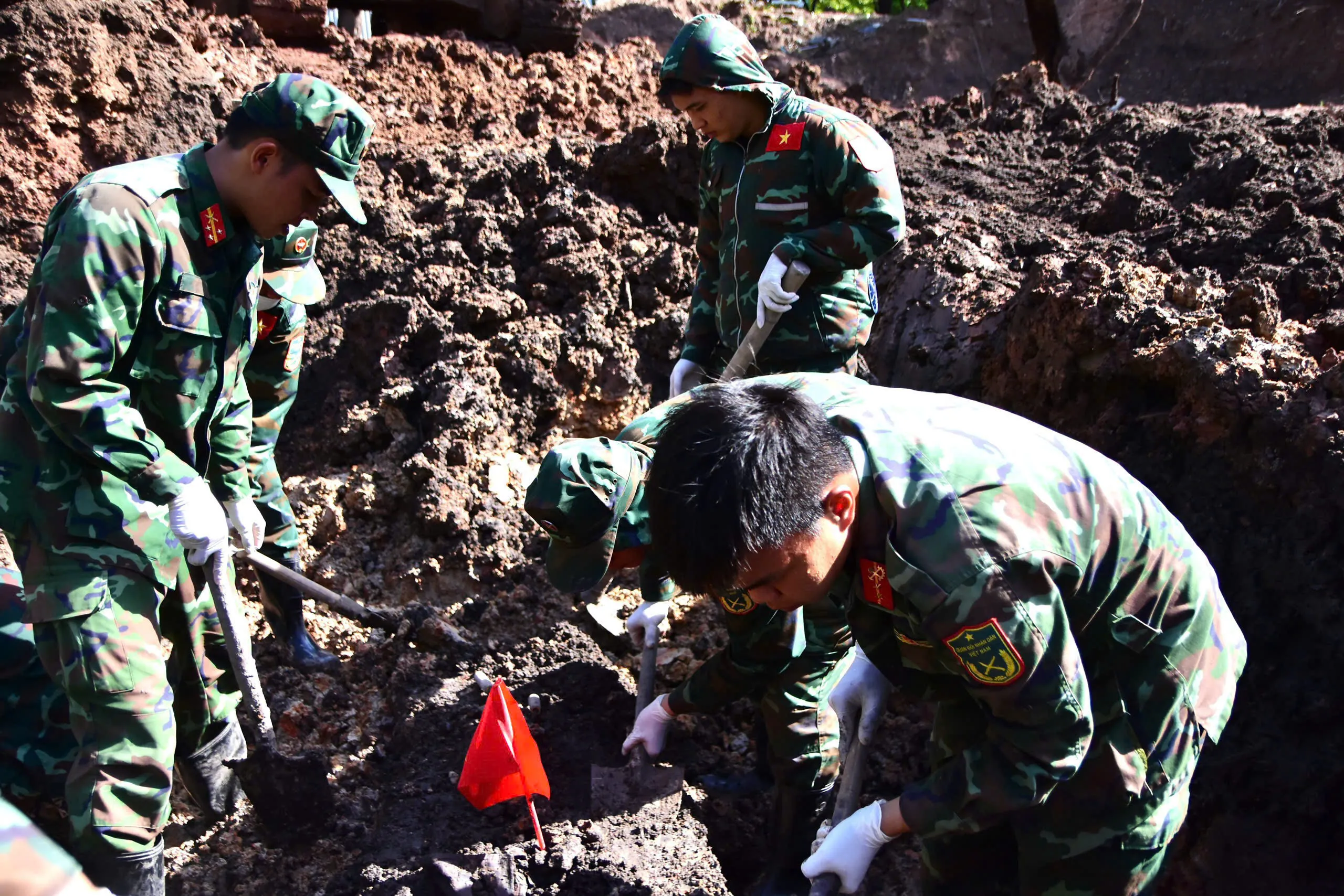 Hôm nay 19/10, quy tập thêm 14 bộ hài cốt liệt sĩ được quy tập tại Công viên Lê Thị Riêng - Ảnh 4. Hôm nay 19/10, quy tập thêm 14 bộ hài cốt liệt sĩ được quy tập tại Công viên Lê Thị Riêng - Ảnh 4.