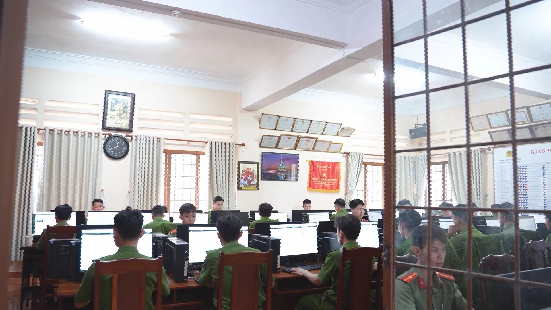 Ngân hàng Nhà nước yêu cầu giảm lãi suất cho vay tới 2% một năm | 60 Giây Sáng ngày 19/10/2026 - Ảnh 5.