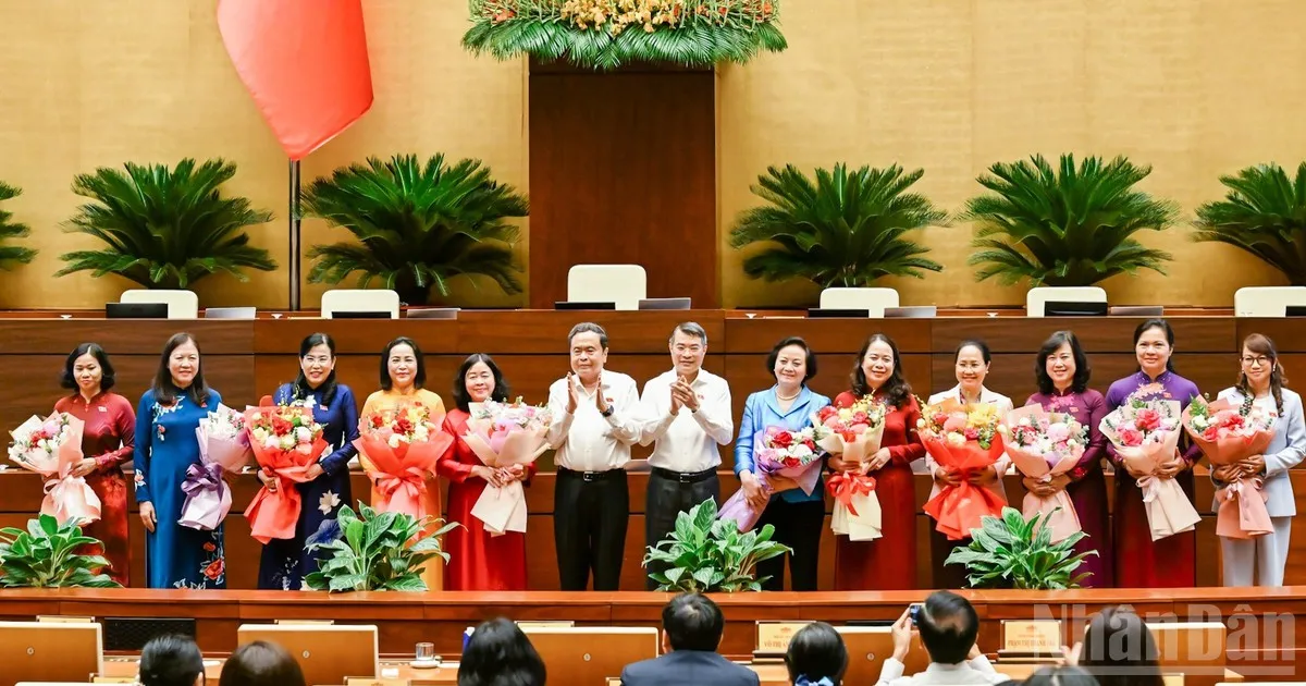 Thủ tướng Chính phủ và Chủ tịch Quốc hội gặp mặt các nữ đại biểu Quốc hội khóa XVI