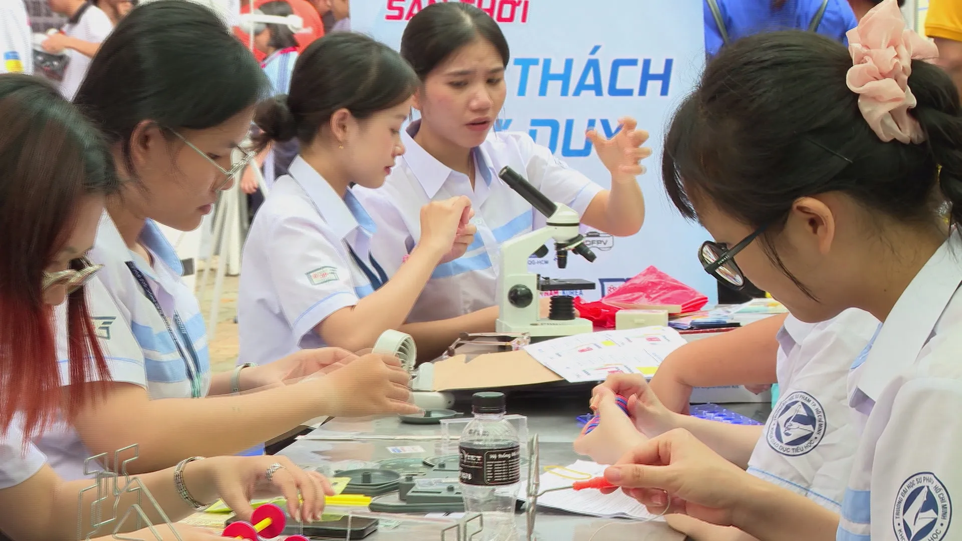 Người dân tham quan, trải nghiệm các gian hàng tại Ngày hội Chuyển đổi số - chuyển đổi xanh
