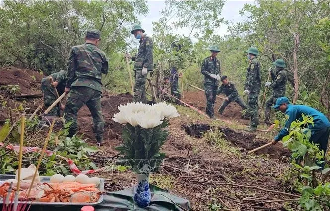 Vượt núi băng rừng tìm kiếm, đưa các liệt sĩ về địa phương an nghỉ