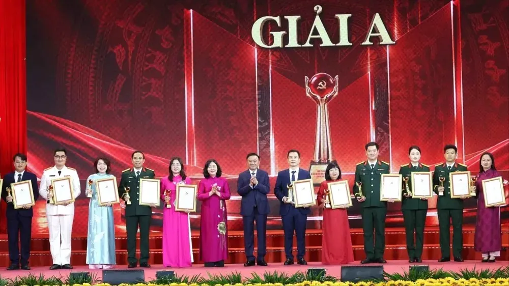 Thường trực Ban Bí thư Trần Cẩm Tú, Trưởng Ban Chỉ đạo 35 Trung ương và Chủ tịch Ủy ban Trung ương MTTQ Việt Nam Bùi Thị Minh Hoài trao Giải A cho các tác giả, nhóm tác giả. Ảnh: Phương Hoa/TTXVN