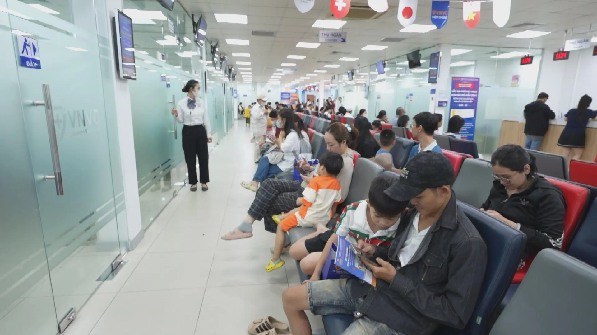 VNVC chủ động nguồn vắc-xin não mô cầu trước nhu cầu phòng bệnh tăng cao - Ảnh 1.