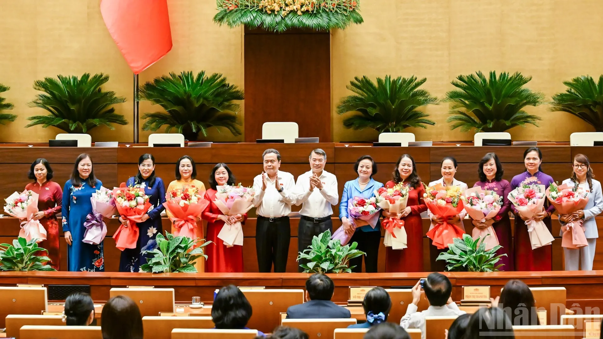 Thủ tướng Chính phủ Lê Minh Hưng và Chủ tịch Quốc hội Trần Thanh Mẫn tặng hoa chúc mừng các nữ đại biểu Quốc hội khóa XVI. (Ảnh: DUY LINH)