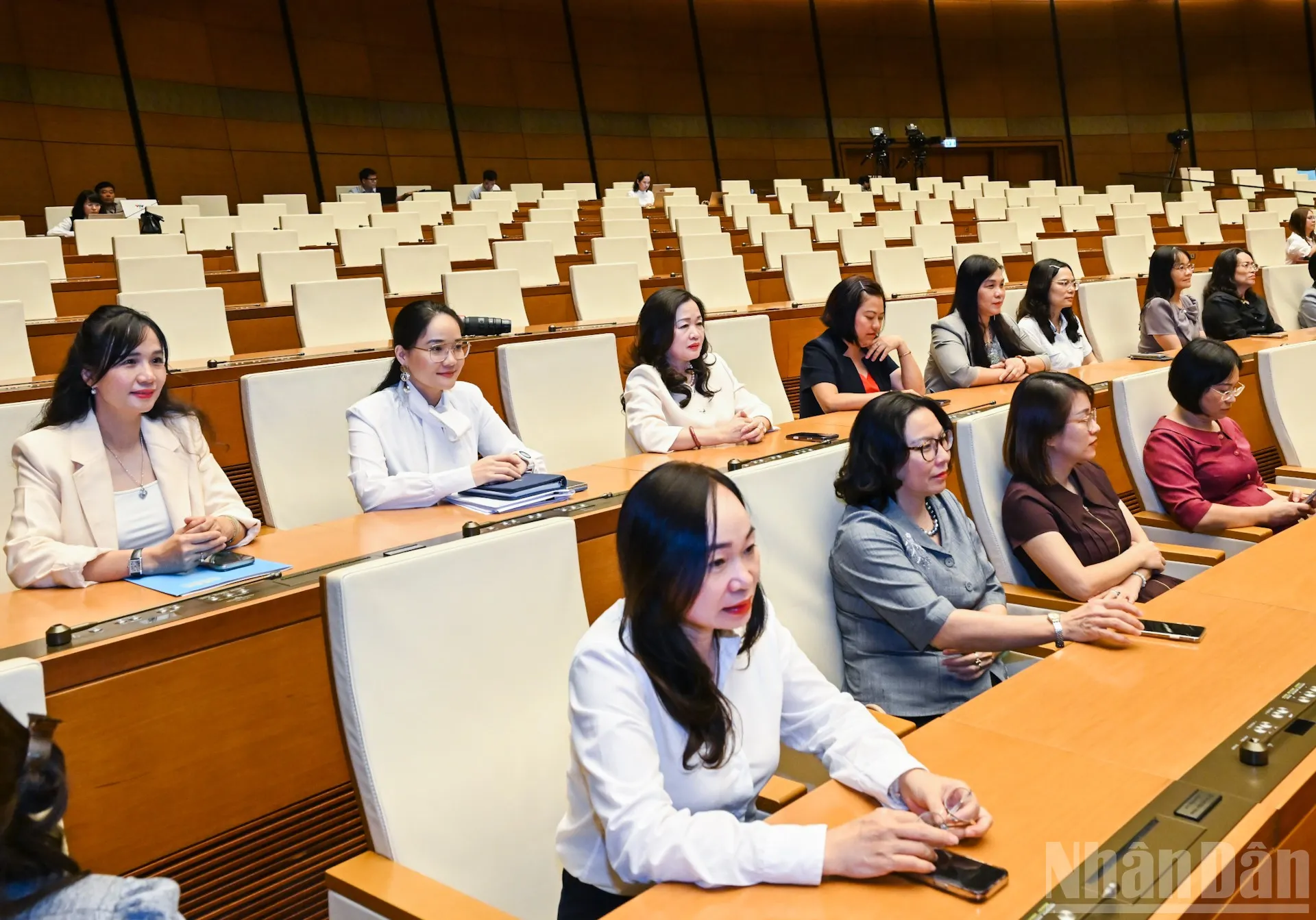 Các nữ đại biểu Quốc hội khóa XVI dự gặp mặt. (Ảnh: DUY LINH)