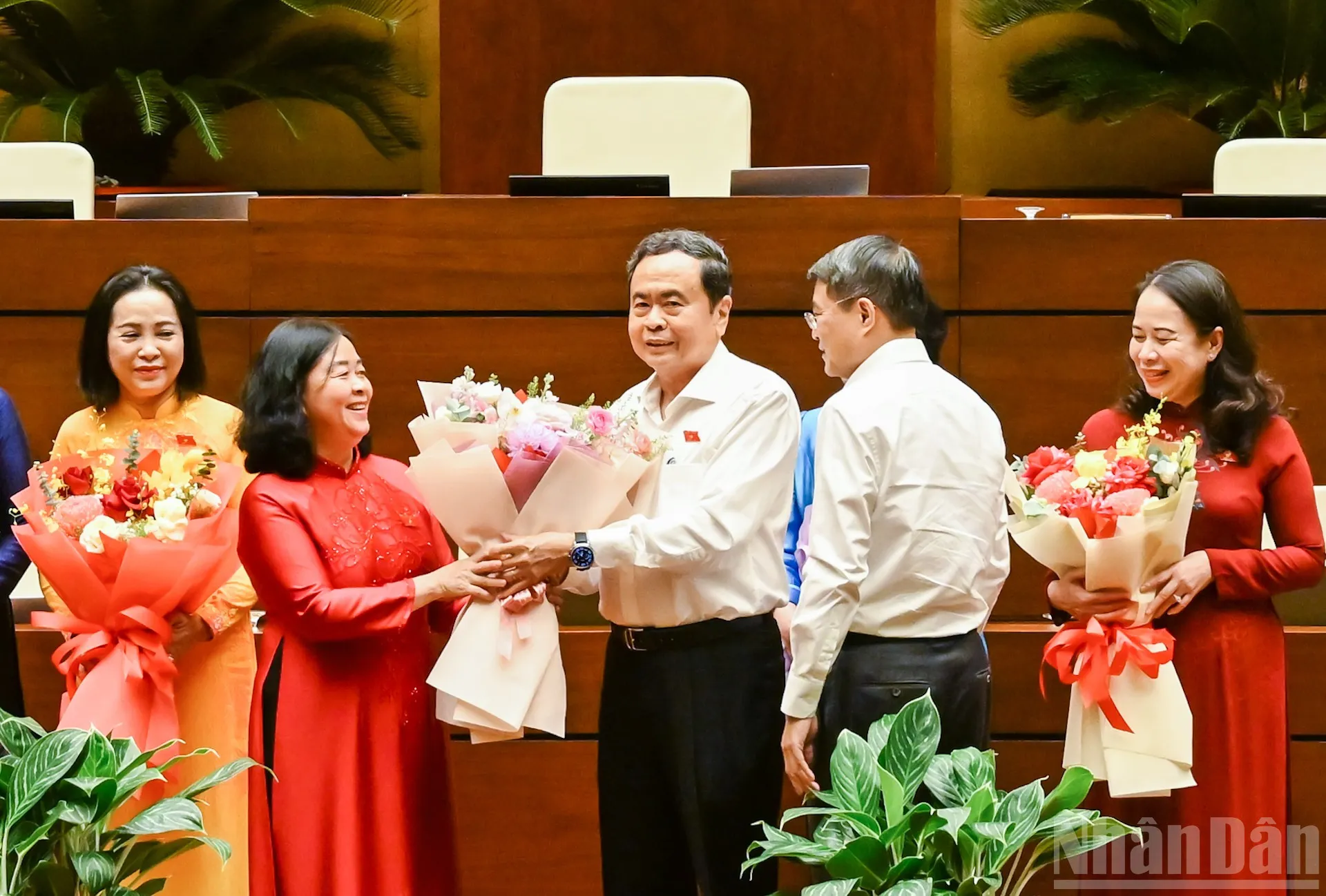Thủ tướng Chính phủ Lê Minh Hưng và Chủ tịch Quốc hội Trần Thanh Mẫn tặng hoa chúc mừng các nữ đại biểu Quốc hội khóa XVI. (Ảnh: DUY LINH)