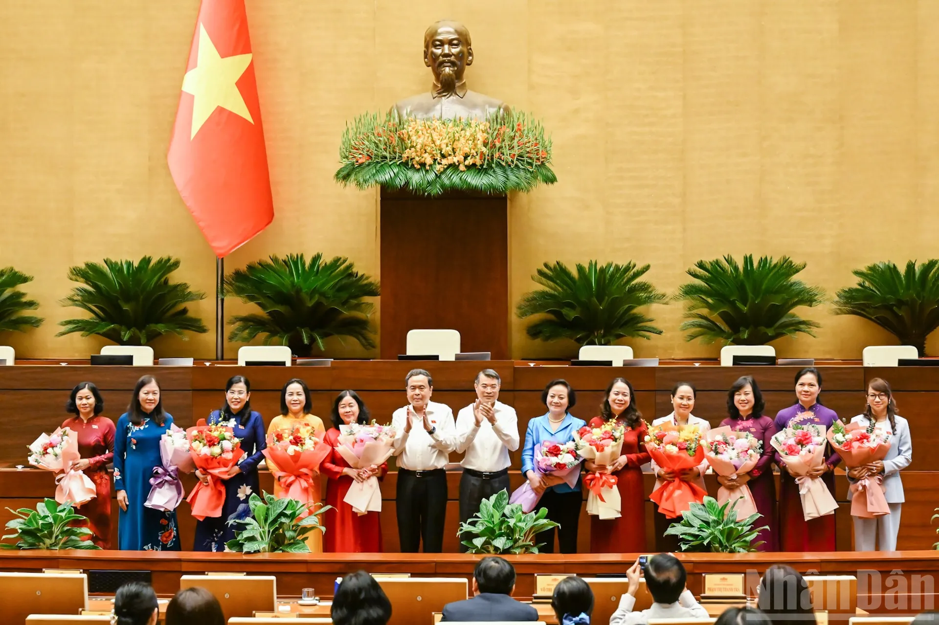 Thủ tướng Chính phủ Lê Minh Hưng và Chủ tịch Quốc hội Trần Thanh Mẫn tặng hoa chúc mừng các nữ đại biểu Quốc hội khóa XVI. (Ảnh: DUY LINH)