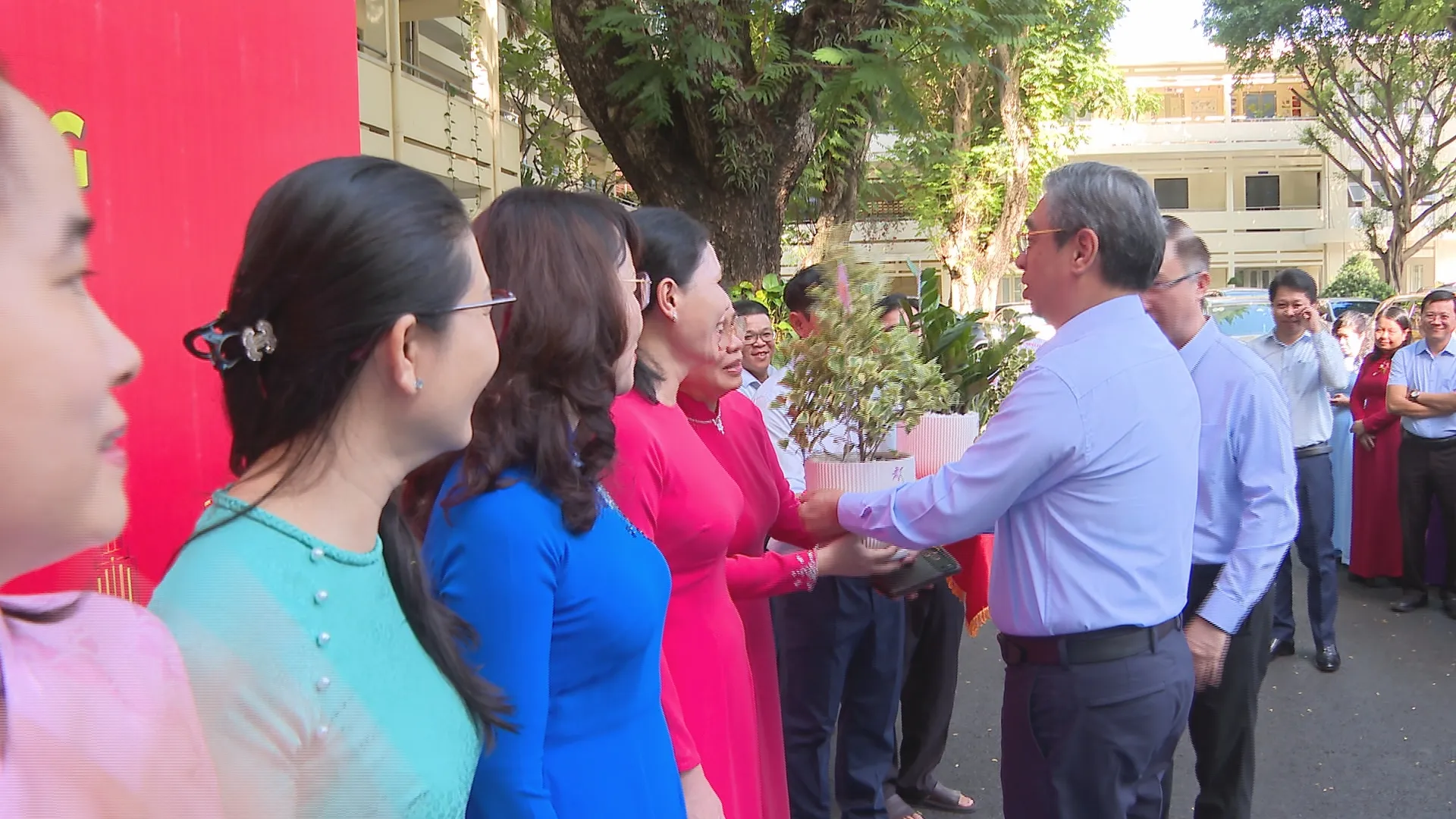 Thường trực Thành ủy TP. Hồ Chí Minh gặp mặt, chúc mừng phụ nữ nhân ngày 20/10 - Ảnh 3.