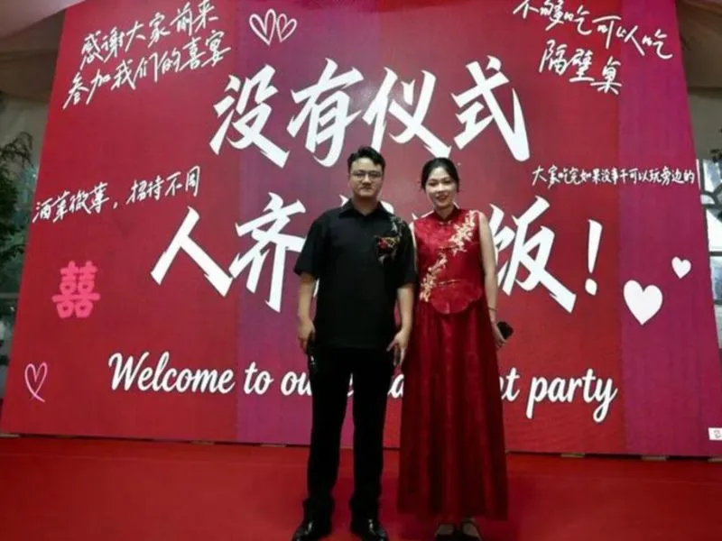 trung-quoc-cap-doi-to-chuc-dam-cuoi-bon-khong-chi-tien-chi-de-dai-khach-an-ngon-va-li-xi-tien-mat-1