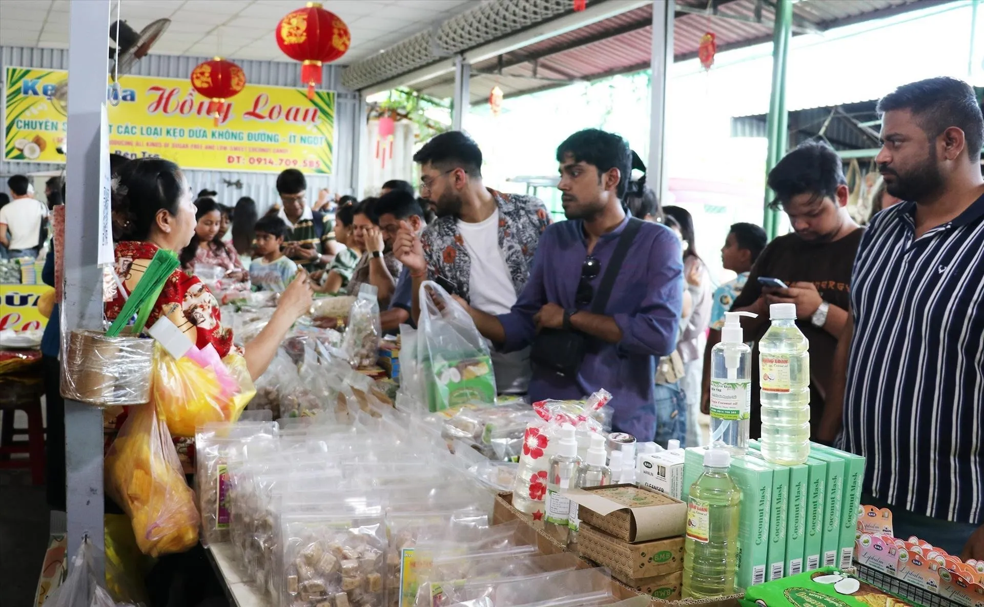 Khách quốc tế mua các đặc sản địa phương tại điểm du lịch cồn Thới Sơn, Đồng Tháp - Ảnh: TTXVN