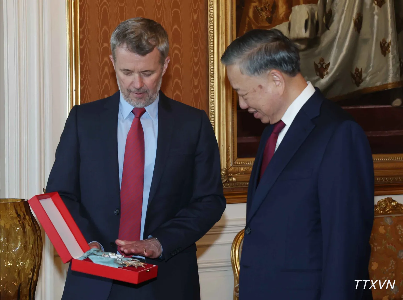 Nhà Vua Frederik X trao tặng Tổng Bí thư, Chủ tịch nước Tô Lâm Huân chương Voi (Order of the Elephant) - Huân chương cao quý nhất của Vương quốc Đan Mạch. (Ảnh: Thống Nhất/TTXVN)