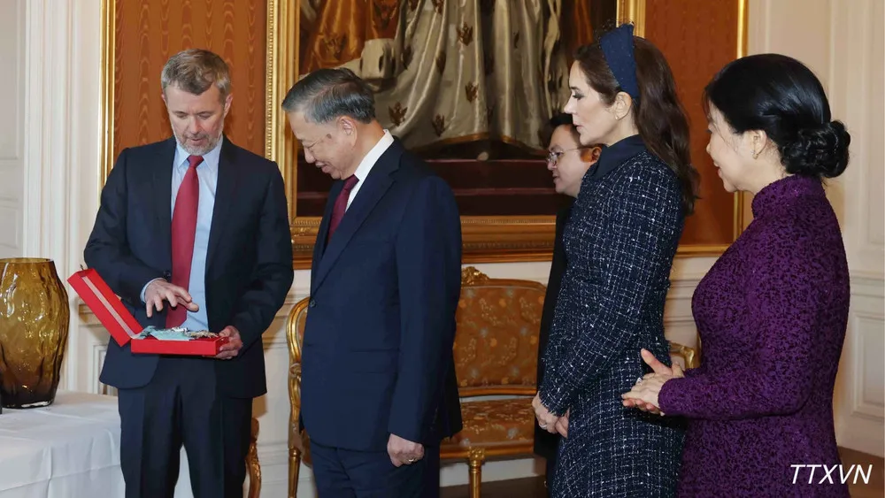 Nhà Vua Frederik X trao tặng Tổng Bí thư, Chủ tịch nước Tô Lâm Huân chương Voi (Order of the Elephant) - Huân chương cao quý nhất của Vương quốc Đan Mạch. (Ảnh: Thống Nhất/TTXVN)