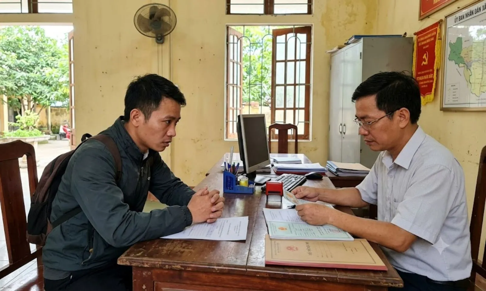 Chồng lén về quê xin giấy xác nhận độc thân để cưới nhân tình