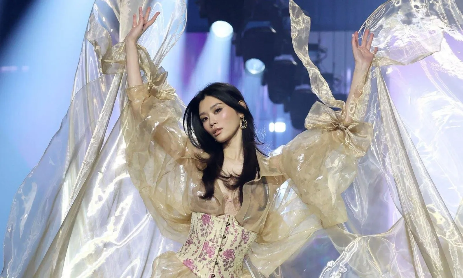Hề Mộng Dao tái xuất Victorias Secret 2026, fan gào thét Hề phi hồi cung