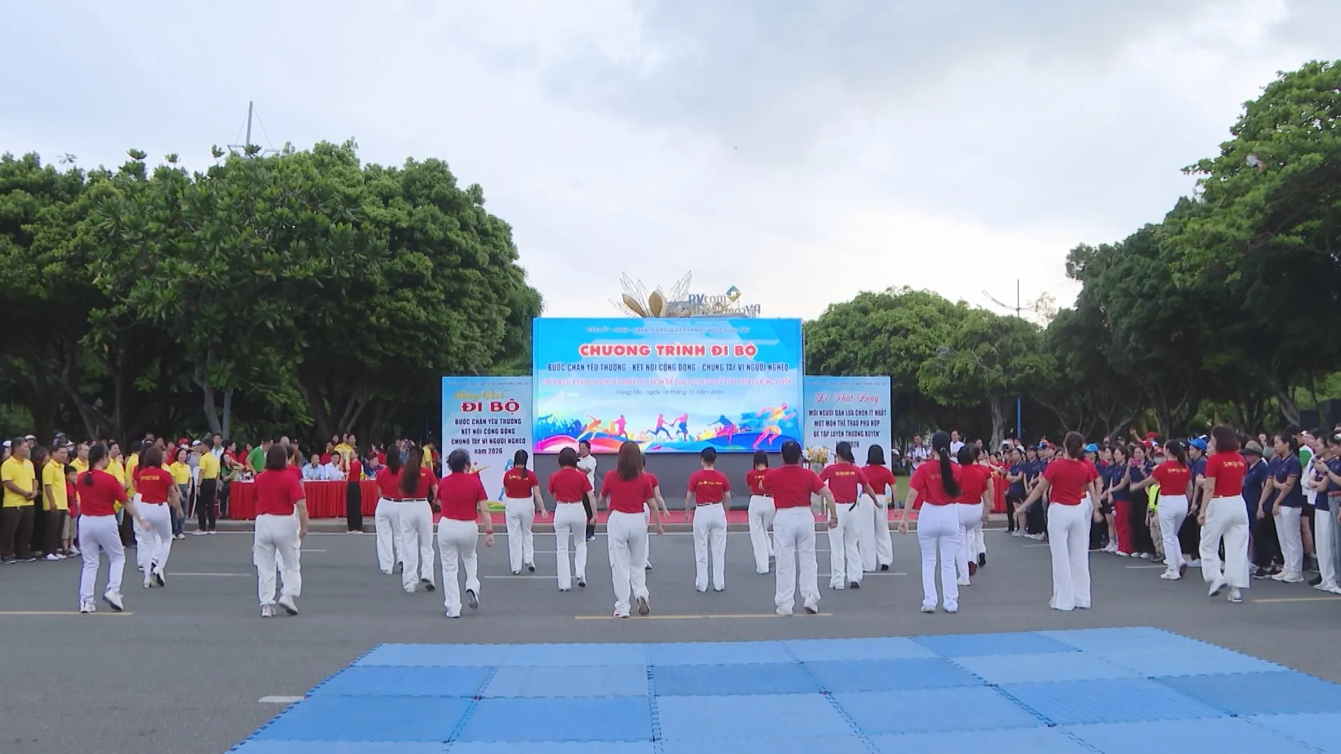 Khoảng 2.500 người tham gia chương trình đi bộ “Bước chân yêu thương - Kết nối cộng đồng - Chung tay vì người nghèo năm 2026”