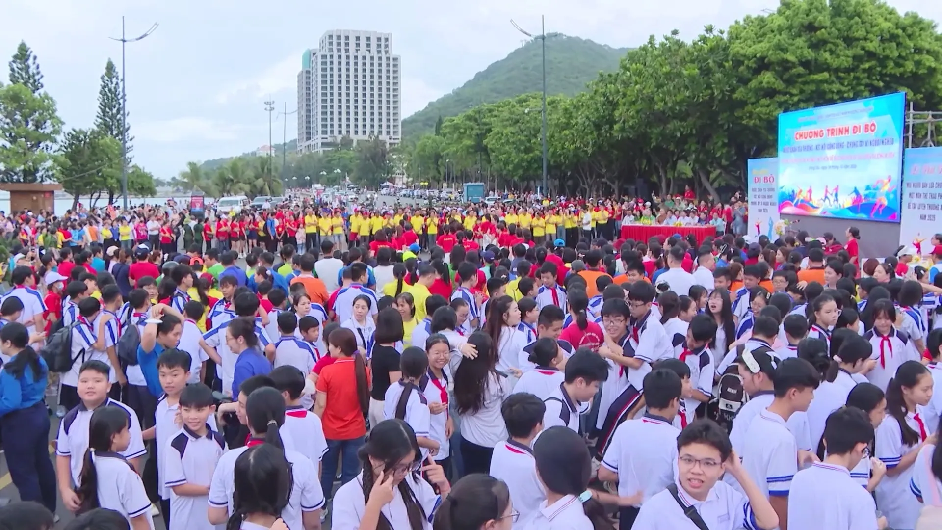 Đông đảo người dân hưởng ứng chương trình đi bộ chung tay vì người nghèo năm 2026