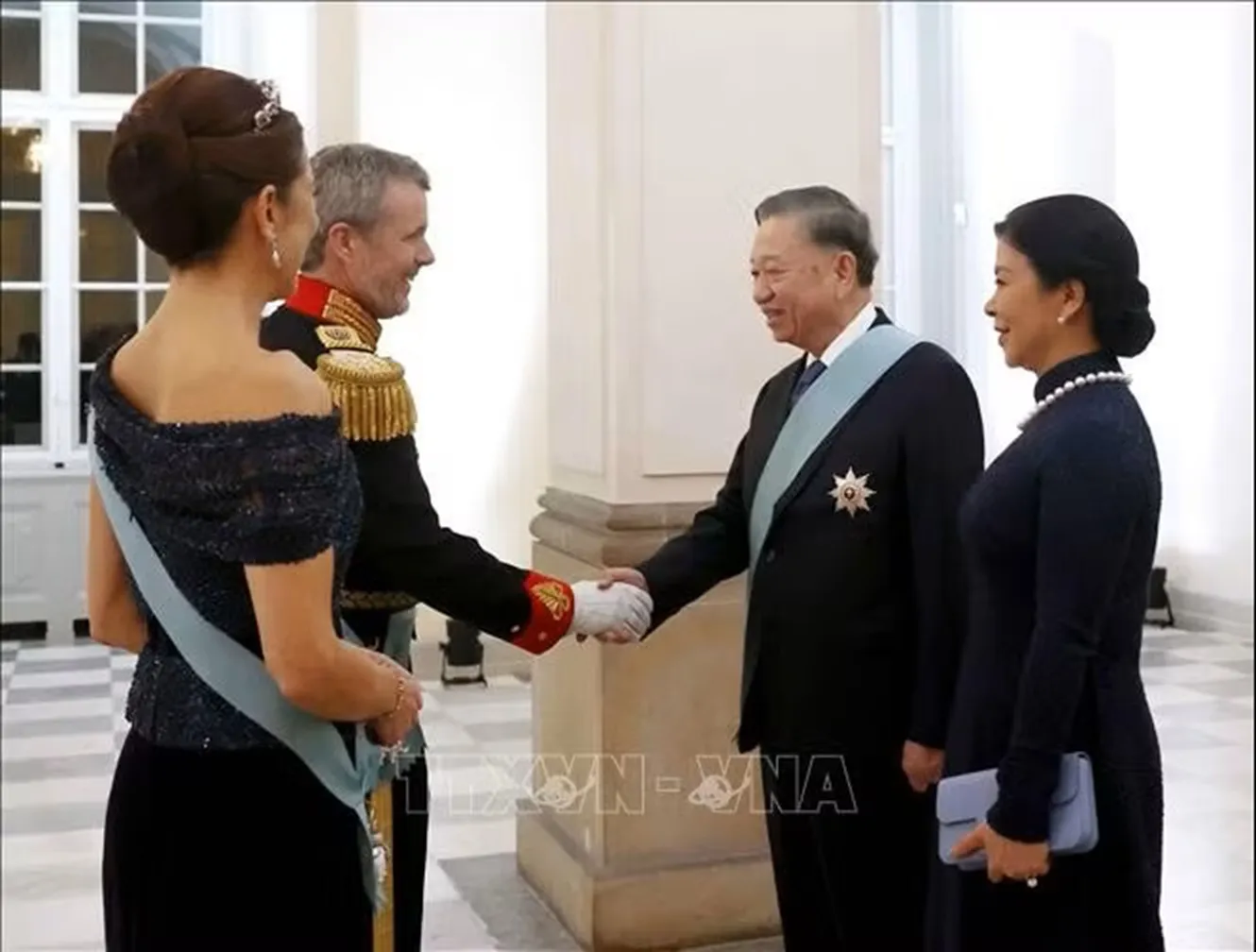 Nhà Vua Đan Mạch Frederik X và Hoàng hậu Mary đón Tổng Bí thư, Chủ tịch nước Tô Lâm và Phu nhân Ngô Phương Ly (Ảnh: Thống Nhất/TTXVN)