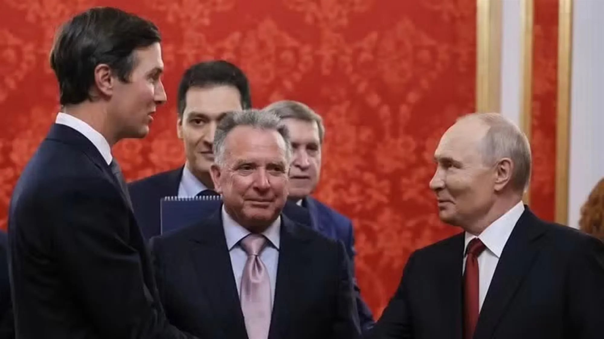 Tổng thống Nga Vladimir Putin gặp gỡ các đặc phái viên của Tổng thống Mỹ Donald Trump là Steve Witkoff và Jared Kushner tại Điện Kremlin - Ảnh: RIA Novosti