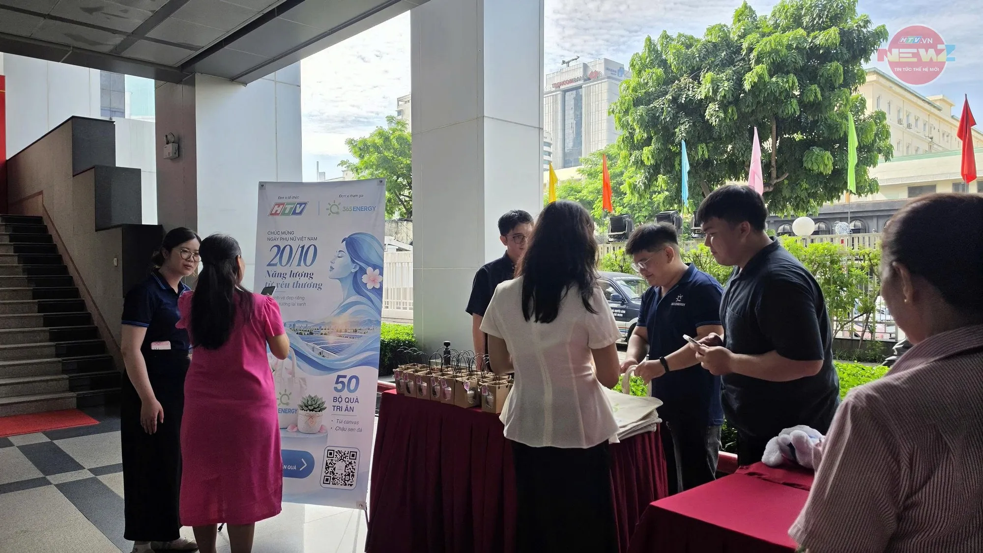 Các gian hàng đối tác cùng phần biểu diễn âm nhạc mang đến không khí sôi nổi, tạo điểm nhấn cho buổi gặp gỡ và giao lưu tại HTV
