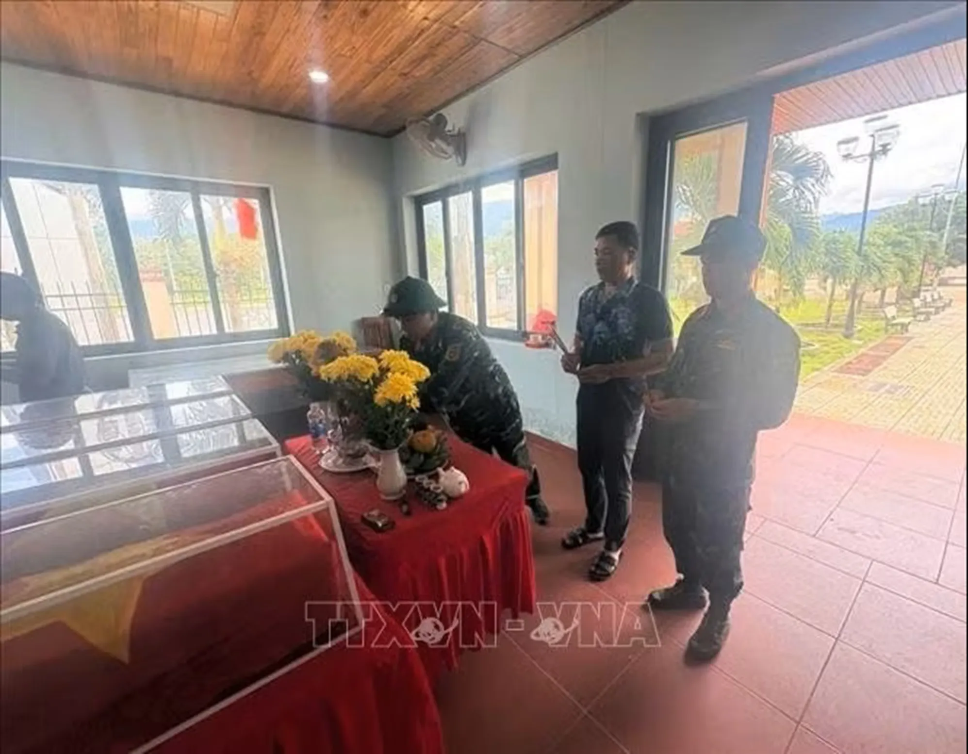 Hài cốt liệt sĩ được đưa về thờ cúng, bảo quản tại Nhà linh Nghĩa trang liệt sĩ xã Krông Bông. Ảnh: TTXVN phát