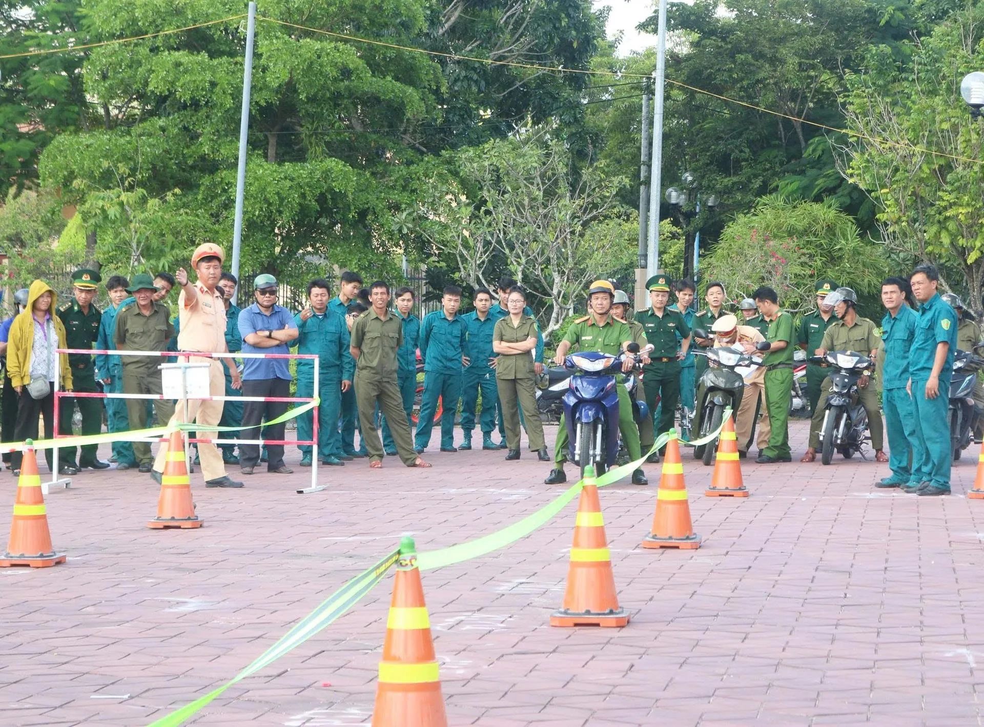 Cán bộ CSGT Công an tỉnh An Giang hướng dẫn kỹ năng lái xe an toàn cho cán bộ, công chức, công an phường Tịnh Biên - Ảnh: Xây Dựng