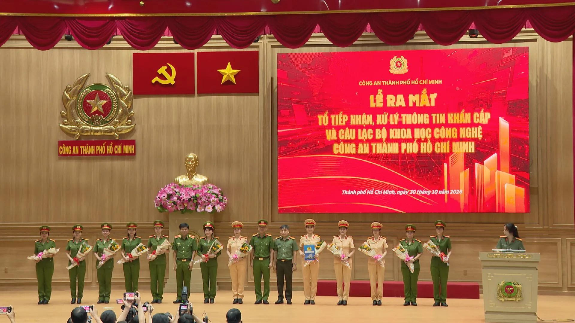 Lễ ra mắt mô hình mới hoặc cán bộ công an đang làm việc tại Trung tâm Thông tin Chỉ huy - Ảnh 1. Công an TP. Hồ Chí Minh ra mắt "Tổ tiếp nhận, xử lý thông tin khẩn cấp", đẩy mạnh ứng dụng công nghệ vào công tác