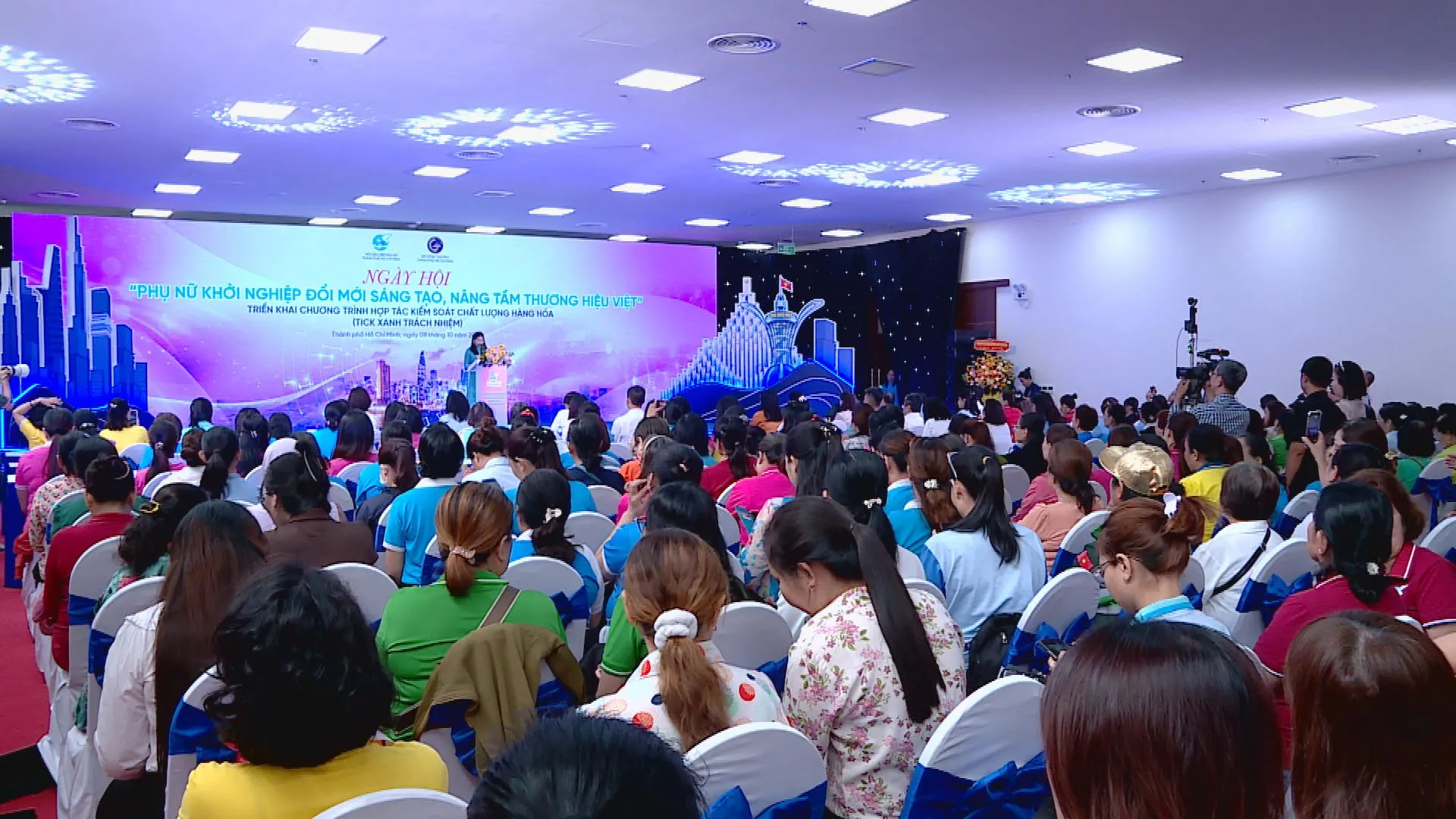 Ngày hội hỗ trợ phụ nữ phát triển kinh tế gắn với chuyển đổi số - Ảnh 3. Hỗ trợ vốn vay giúp phụ nữ phát triển kinh tế, mở rộng hoạt động kinh doanh buôn bán nhỏ lẻ