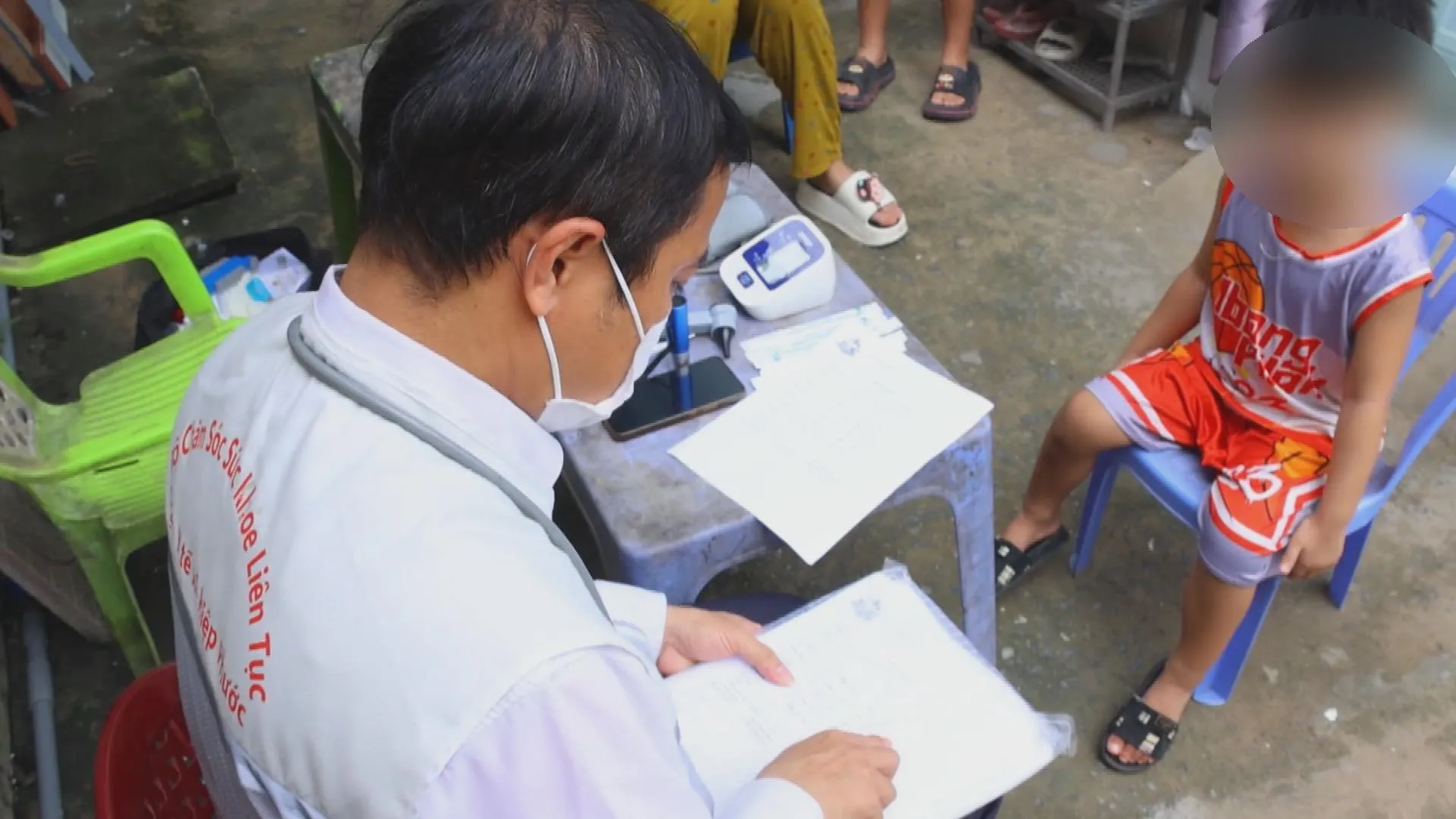 Nhân viên y tế phun khử khuẩn hoặc đang cấp phát thuốc cho học sinh tại trường học - Ảnh 2. TP. Hồ Chí Minh khẩn trương cấp phát kháng sinh dự phòng cho hơn 2.000 học sinh, giáo viên để cắt đứt lây nhiễm não mô cầu
