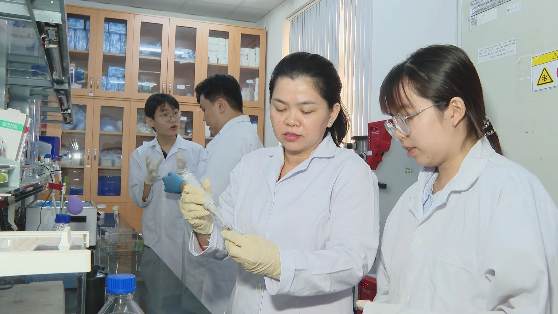 Sở hữu hơn 170 công trình khoa học và 7 bằng sáng chế, PGS.TS Nguyễn Thị Hiệp là một trong những nhà nghiên cứu y sinh tiên phong tại Việt Nam