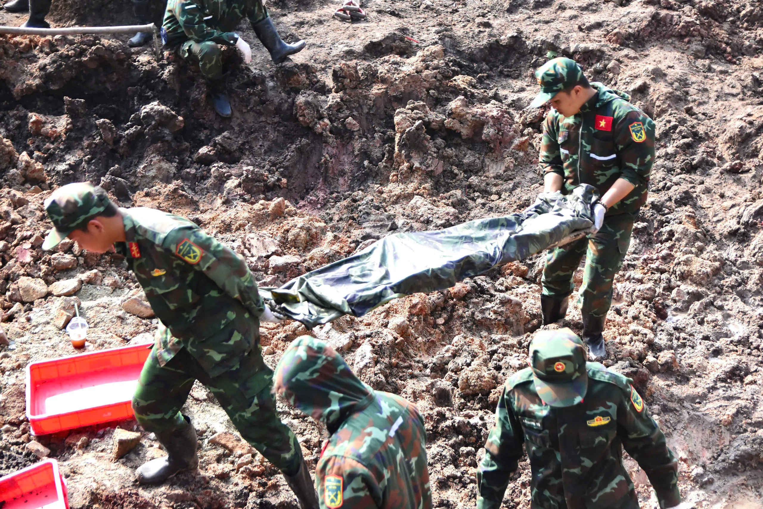 Hôm nay 20/10, quy tập thêm 11 bộ hài cốt liệt sĩ tại Công viên Lê Thị Riêng - Ảnh 2. Từ ngày 23/6/2026 đến hết ngày 20/10/2026, các lực lượng đã phát hiện, quy tập được 789 hài cốt liệt sĩ (322 bộ có di vật) tại Công viên Lê Thị Riêng. Trong đó, 756 hài cốt liệt sĩ được phát hiện, quy tập riêng lẻ và 33 hài cốt liệt sĩ tại 08 vị trí mộ tập thể, gồm 2 vị trí tại Khu A và 6 vị trí tại Khu B.