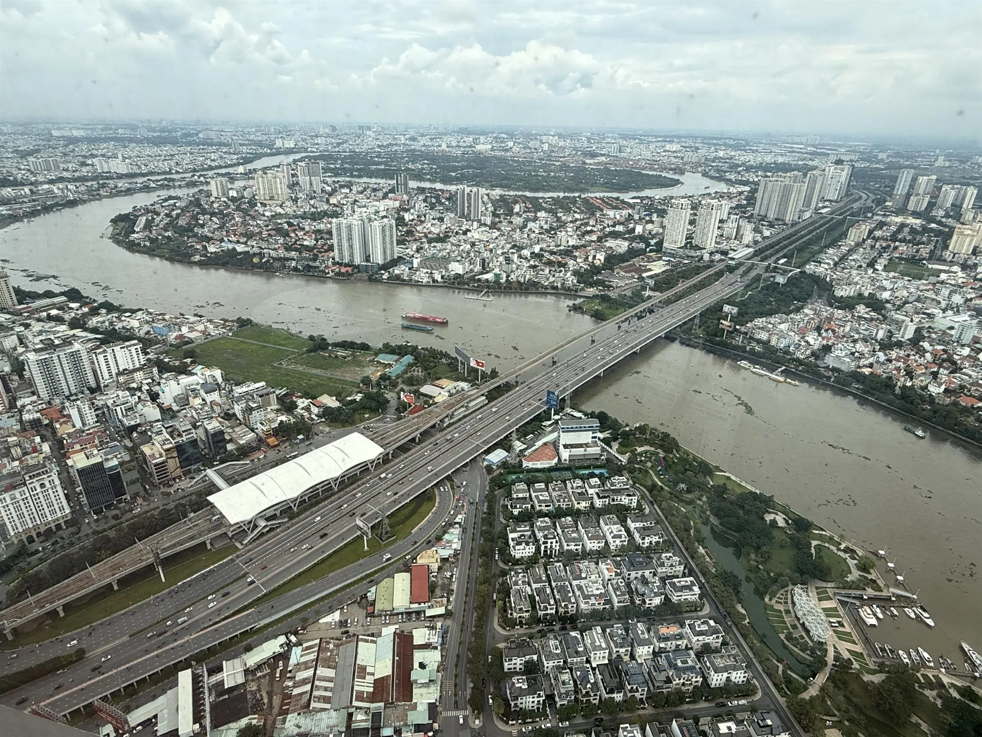 Hạ tầng giao thông của TP. Hồ Chí Minh ngày càng hiện đại là yếu tố kích thích thị trường bất động sản - Ảnh: Xây Dựng
