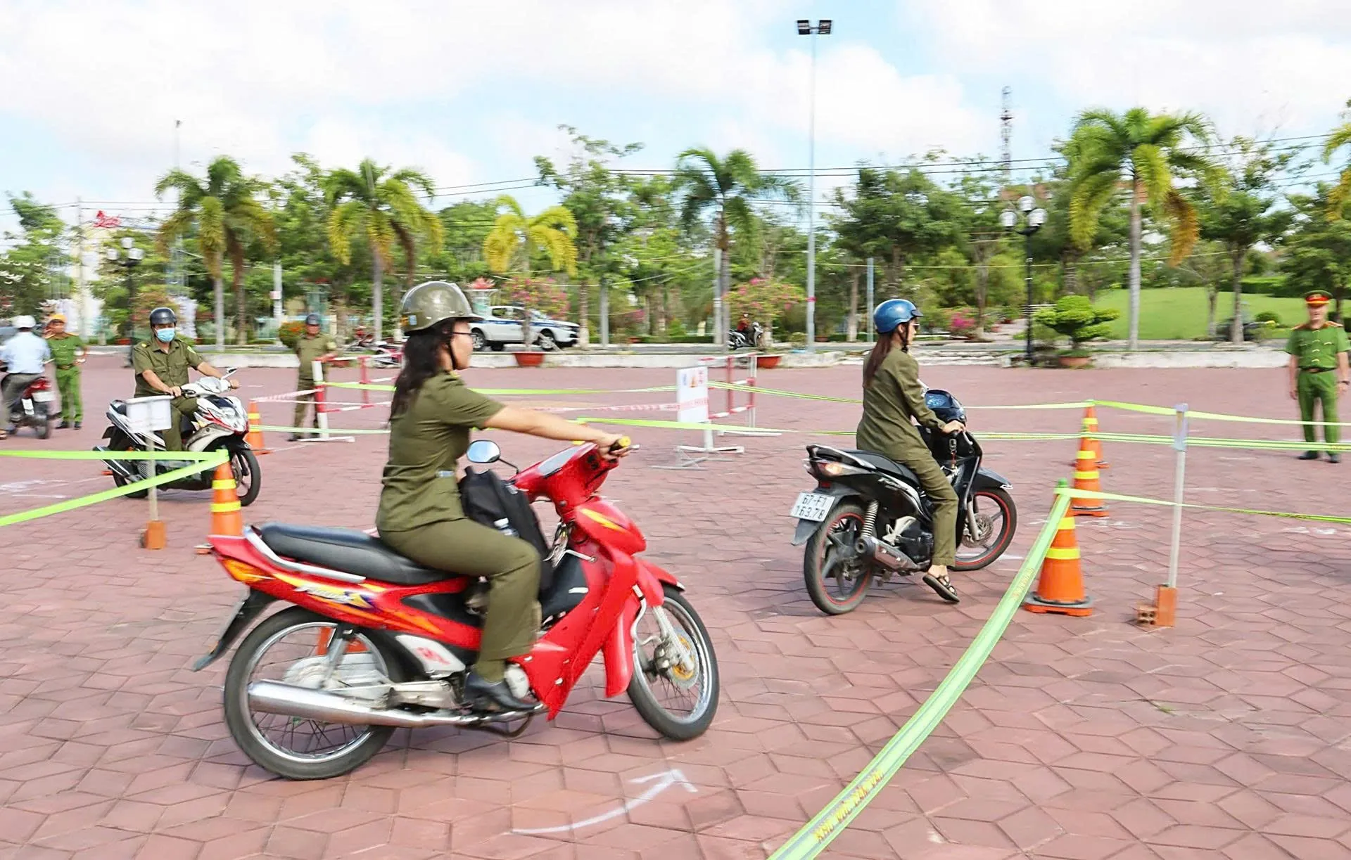 Chương trình nhằm phát huy vai trò, trách nhiệm của mỗi đoàn viên, thanh niên, cán bộ, công chức, lực lượng vũ trang trên địa bàn phường trong việc gương mẫu chấp hành các quy định của pháp luật về TTATGT - Ảnh: Xây Dựng 
