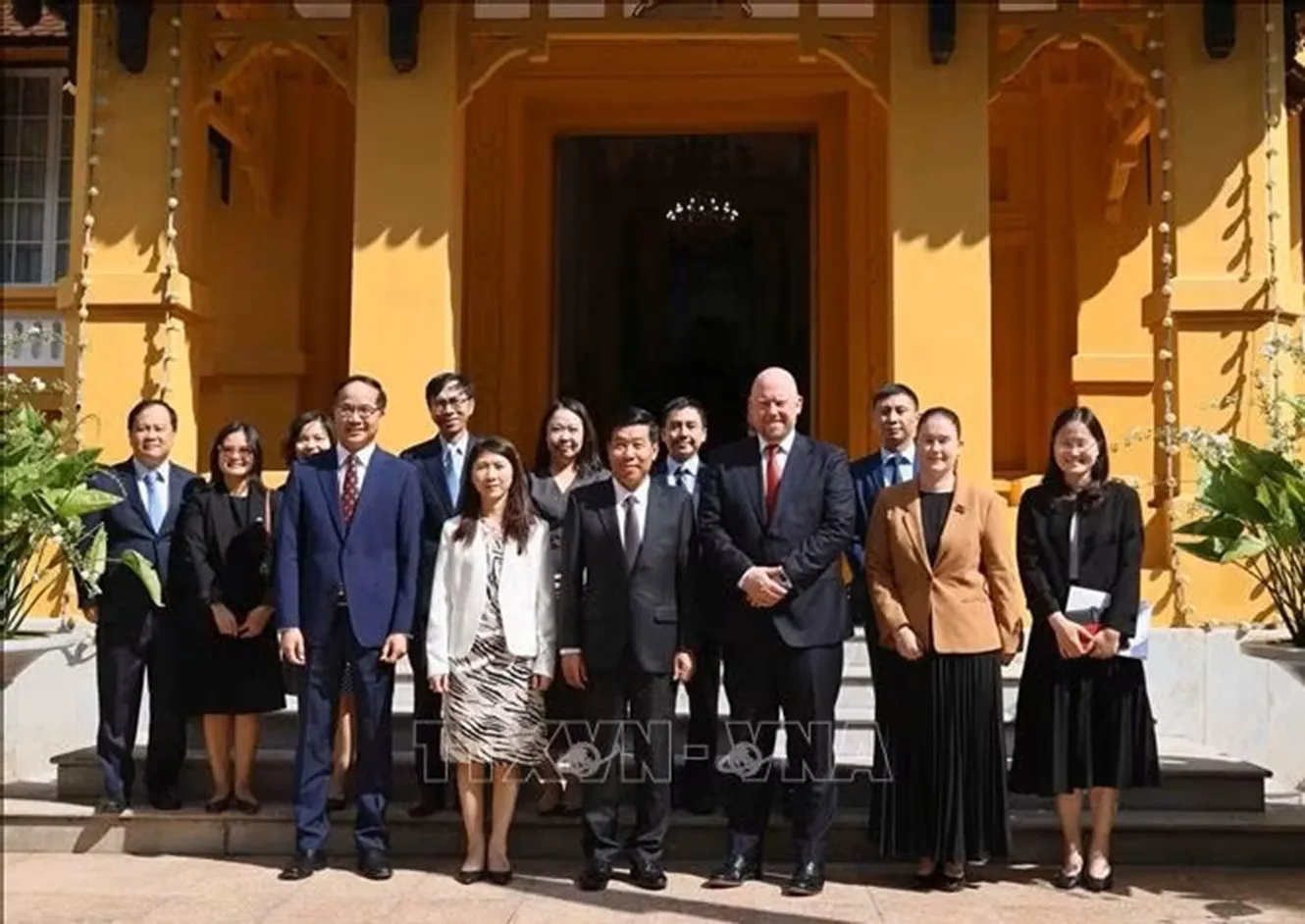 Thứ trưởng Ngoại giao Nguyễn Mạnh Cường và Thứ trưởng Ngoại giao và Thương mại New Zealand Grahame Morton với các đại biểu. Ảnh: An Đăng/TTXVN