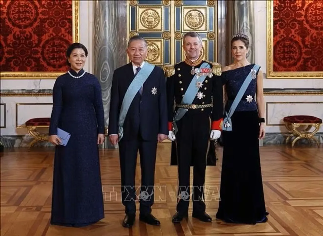 Tổng Bí thư, Chủ tịch nước Tô Lâm và Phu nhân cùng Nhà Vua Đan Mạch Frederik X và Hoàng hậu Mary chụp ảnh chung (Ảnh: Thống Nhất/TTXVN)
