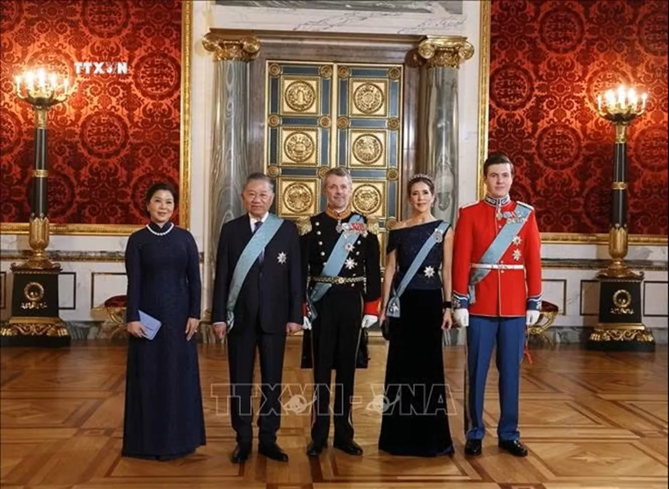 Tổng Bí thư, Chủ tịch nước Tô Lâm và Phu nhân cùng Nhà Vua Đan Mạch Frederik X, Hoàng hậu Mary và Thái tử Christian chụp ảnh chung (Ảnh: Thống Nhất/TTXVN)