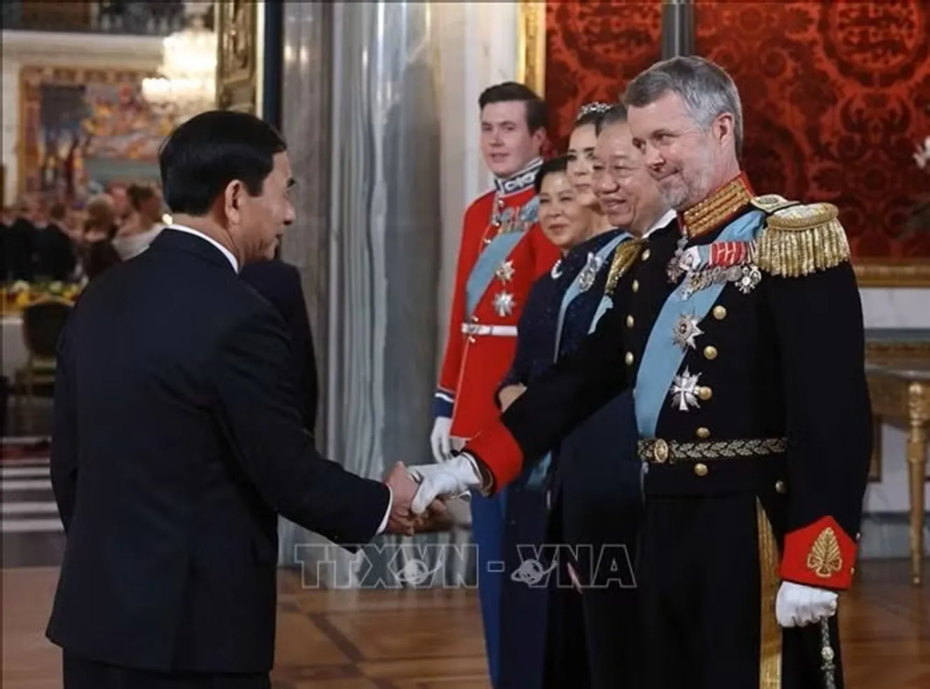 Tổng Bí thư, Chủ tịch nước Tô Lâm và Phu nhân cùng Nhà Vua Vương quốc Đan Mạch Frederik X, Hoàng hậu Mary và Thái tử Christian với các đại biểu dự chiêu đãi (Ảnh: Thống Nhất/TTXVN)