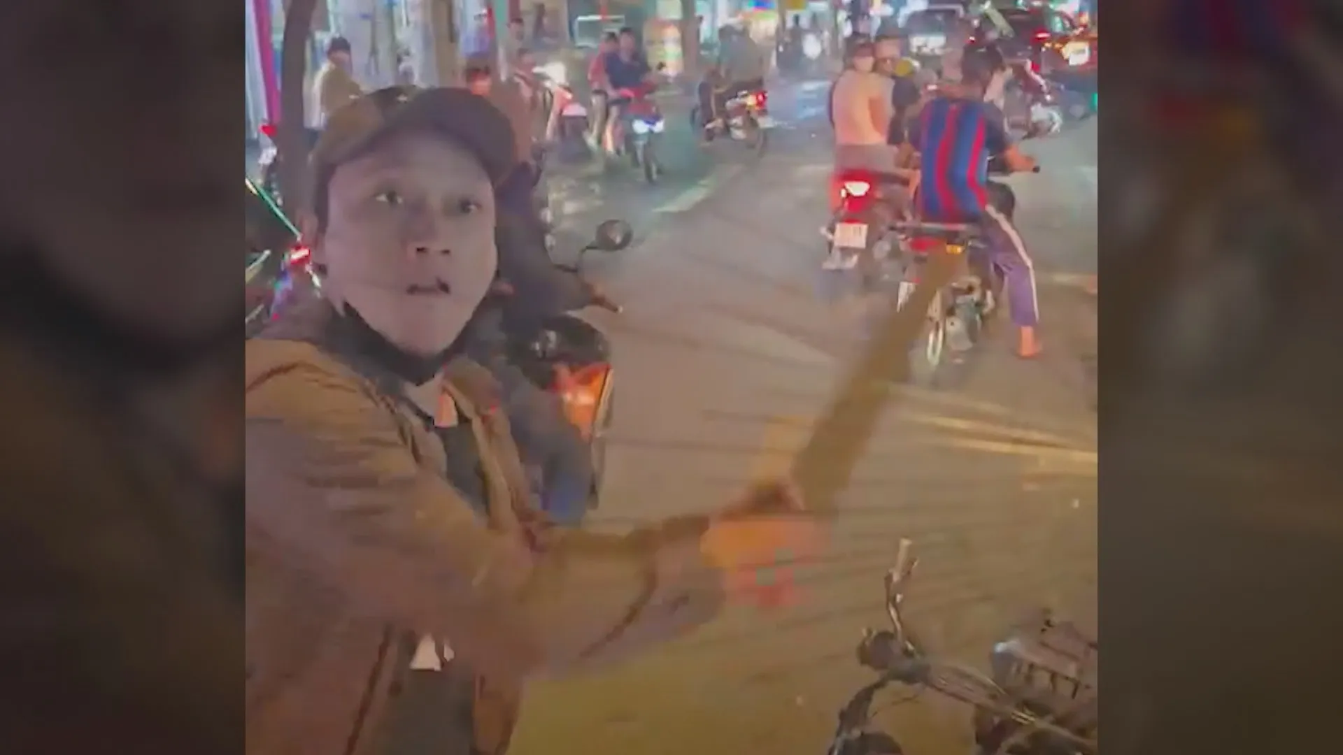 Hình ảnh đối tượng đi xe đạp điện chặn đường và áp sát đe dọa tài xế xe tải