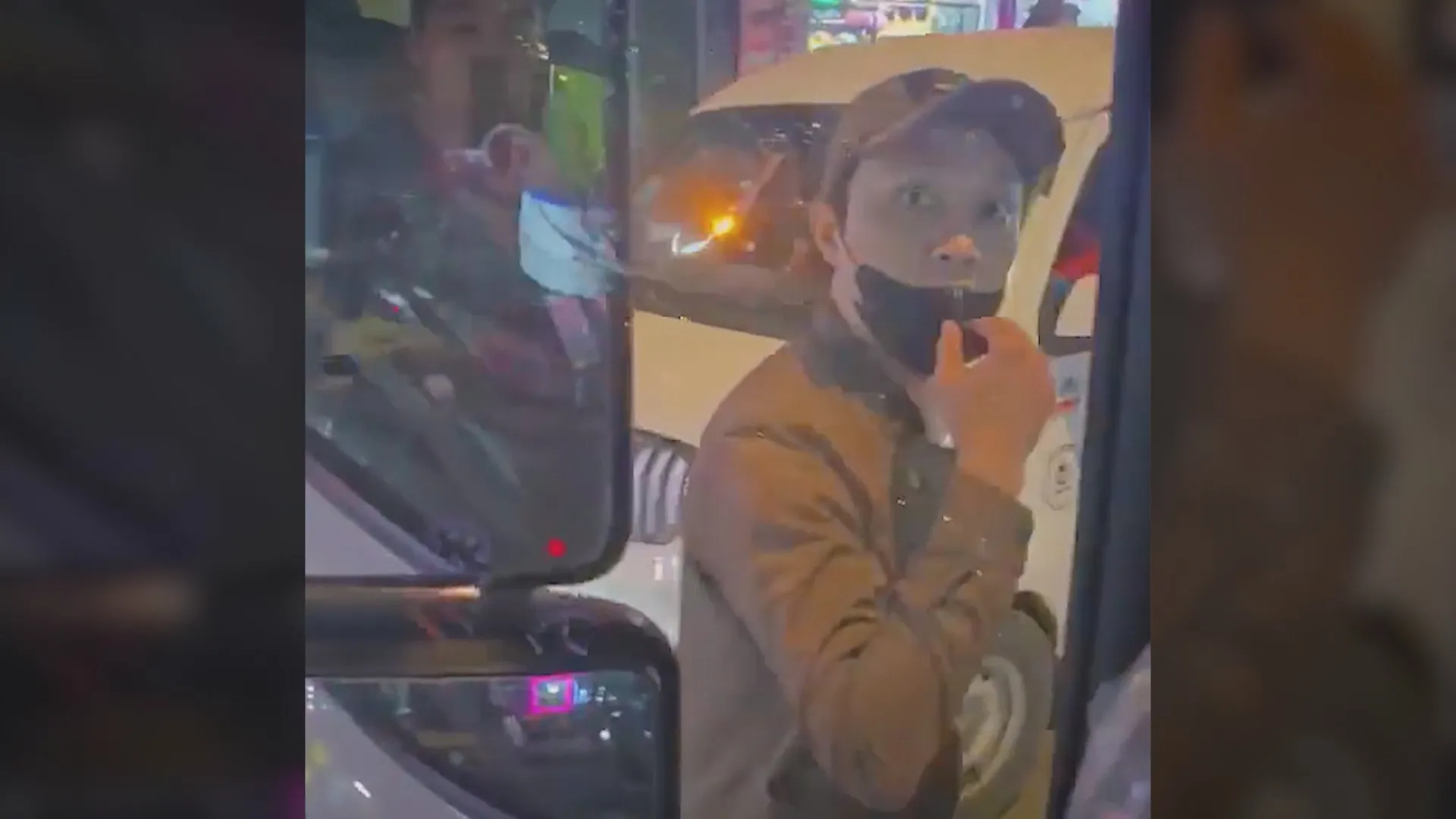 Hình ảnh đối tượng Huỳnh Lương Lộc hung hãn chặn đường, đập phá xe tải trên đường Quách Điêu