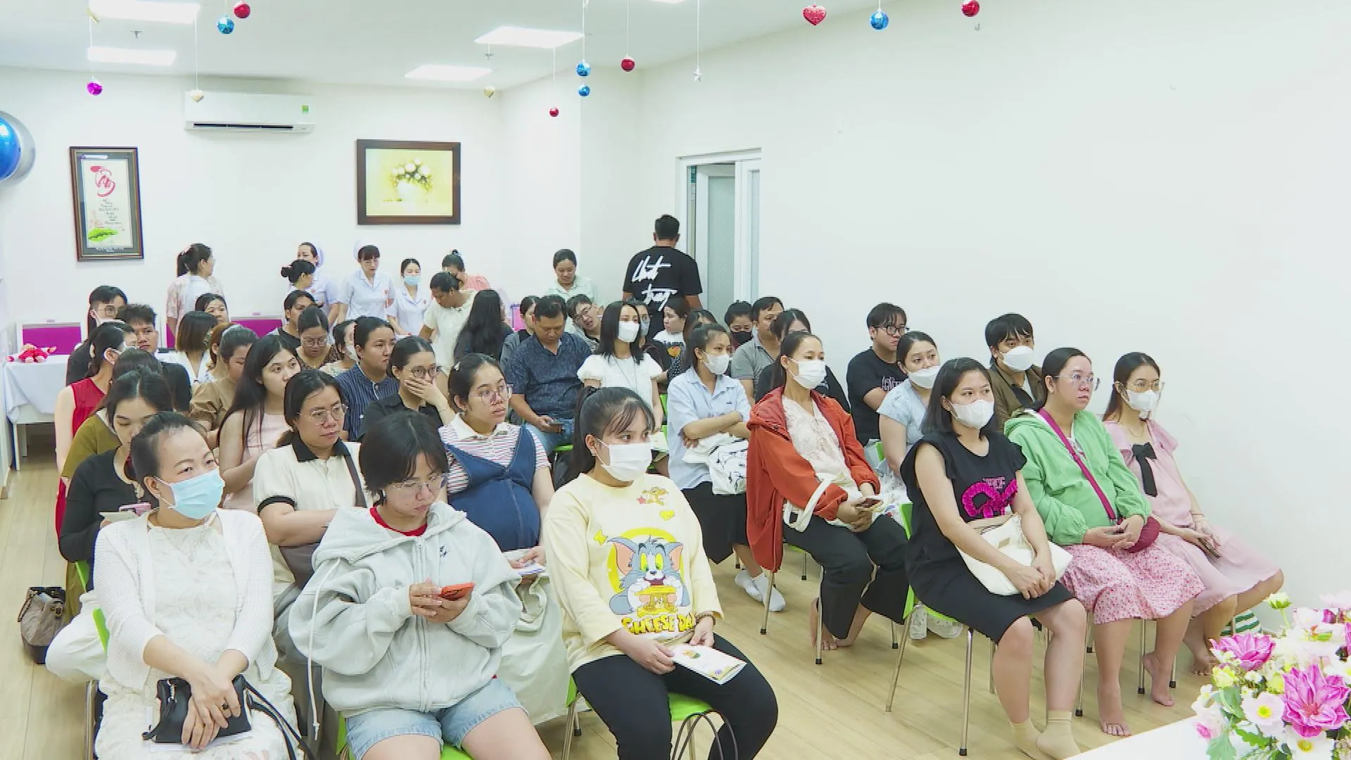 Đông đảo thai phụ và người thân tham gia lớp học tiền sản tại Bệnh viện Hùng Vương