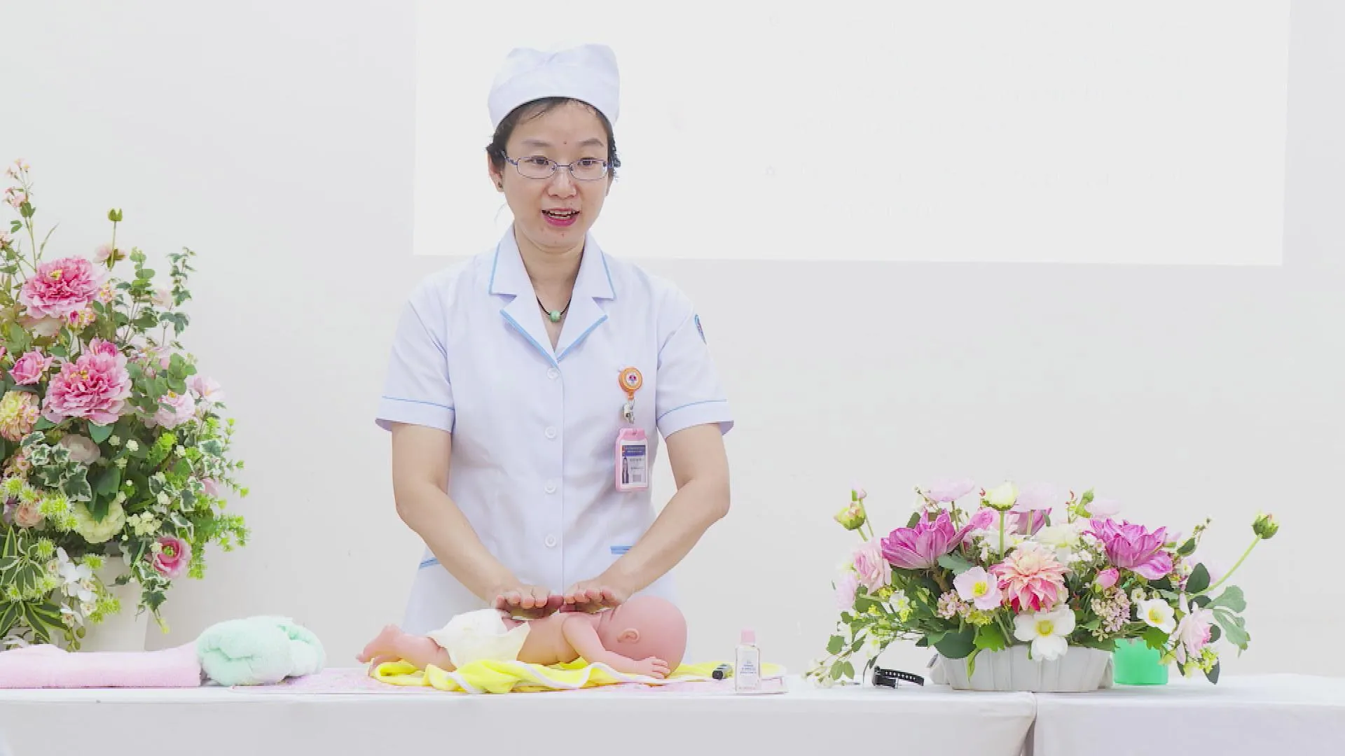 Nhân viên y tế hướng dẫn kỹ thuật massage cho trẻ sơ sinh thông qua mô hình thực hành