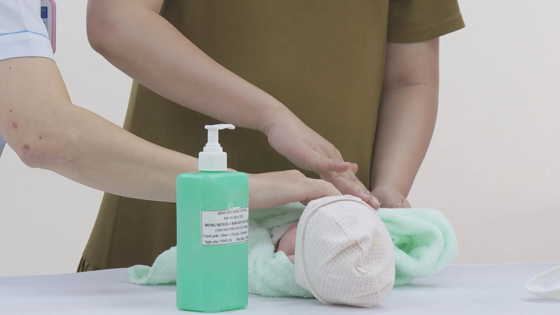 Thai phụ thực hành chăm sóc trẻ sơ sinh dưới sự hướng dẫn của nhân viên y tế