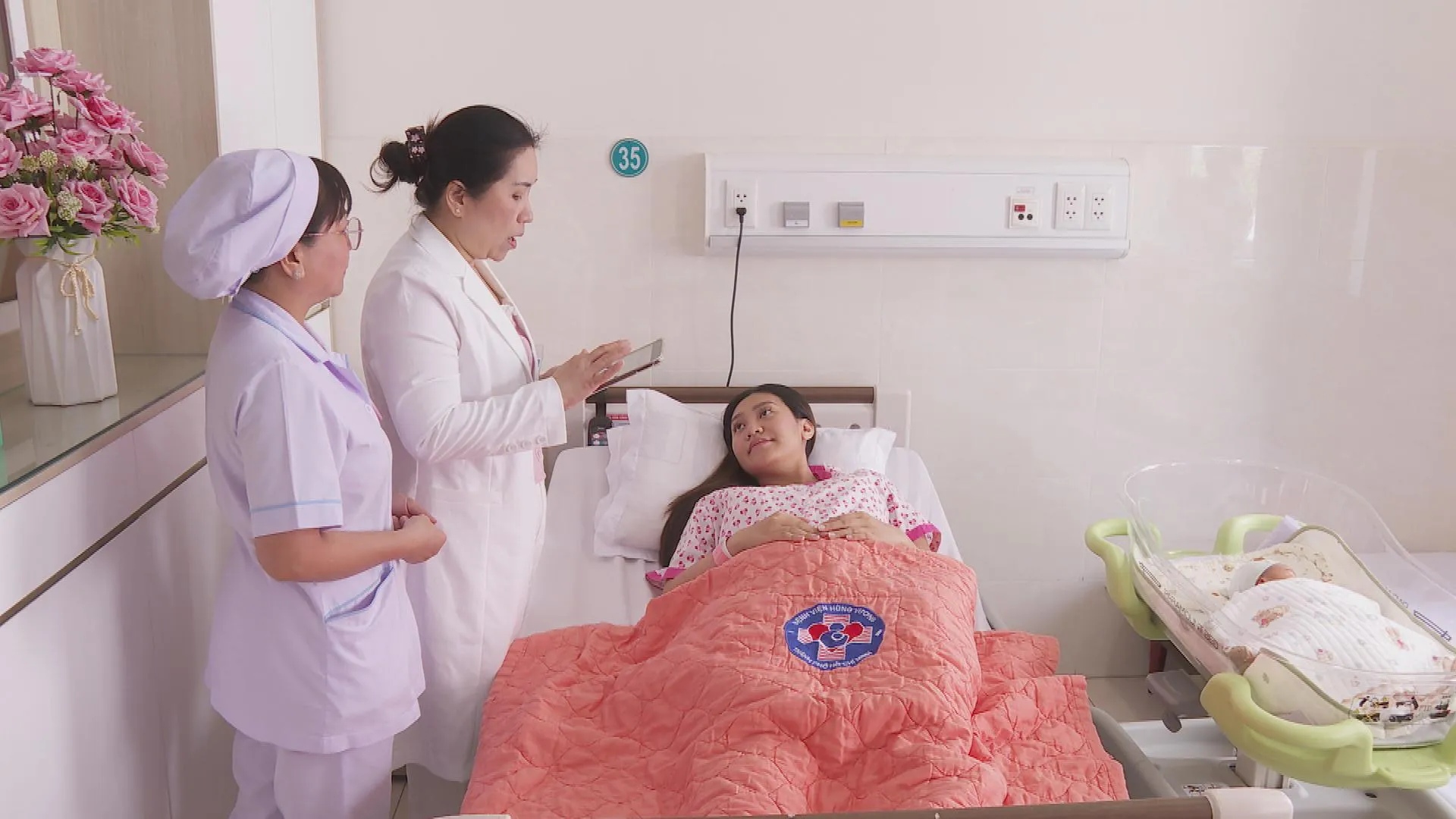 Nhân viên y tế thăm hỏi, tư vấn cho sản phụ trong quá trình chăm sóc mẹ và bé sau sinh