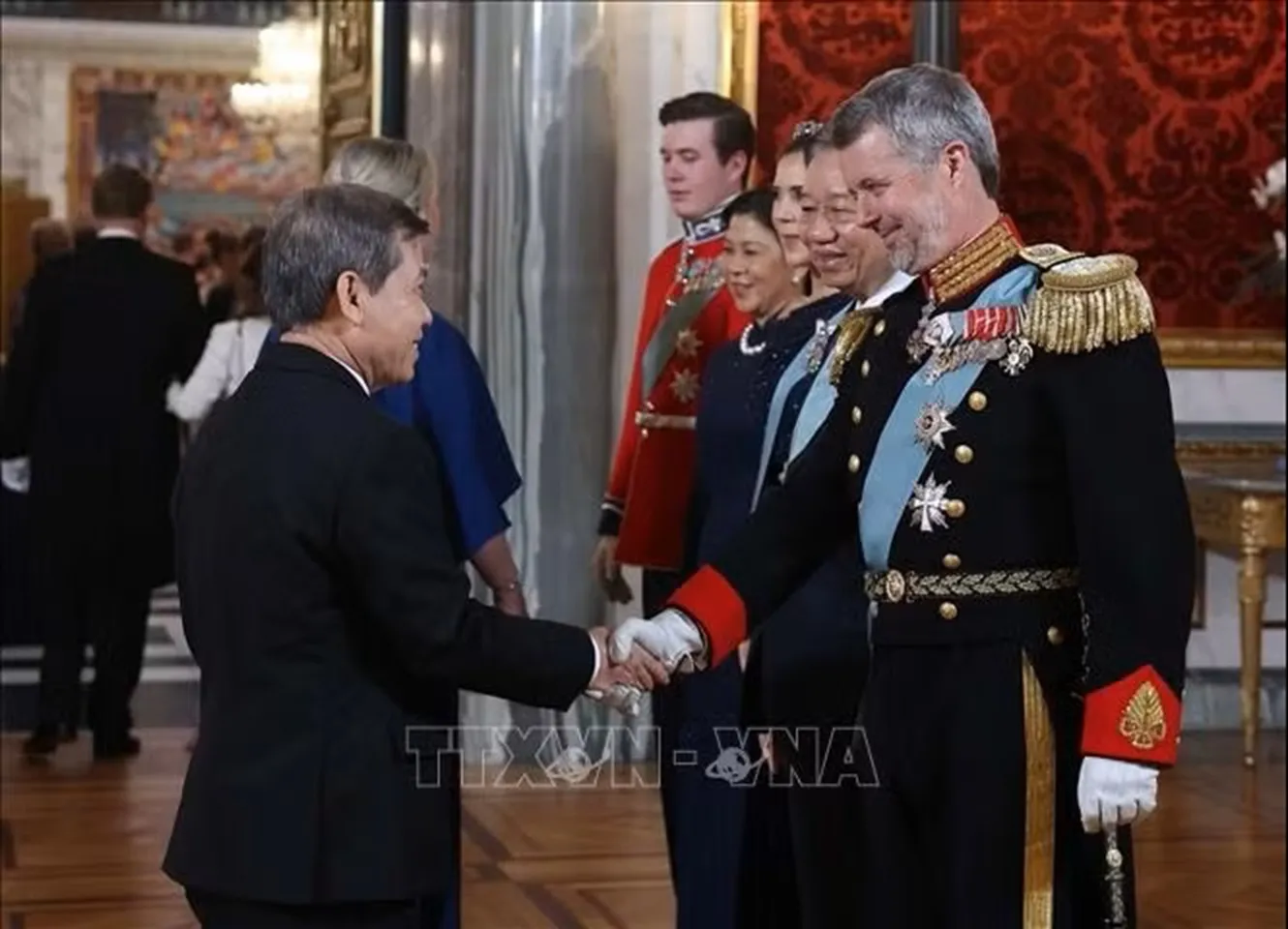 Tổng Bí thư, Chủ tịch nước Tô Lâm và Phu nhân cùng Nhà Vua Vương quốc Đan Mạch Frederik X, Hoàng hậu Mary và Thái tử Christian với các đại biểu dự chiêu đãi (Ảnh: Thống Nhất/TTXVN)