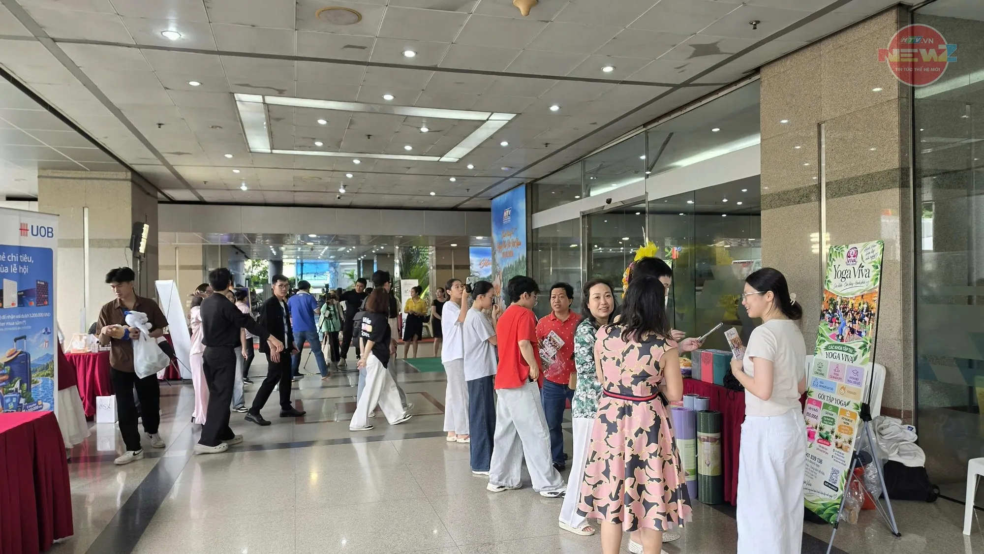 Các gian hàng đối tác cùng phần biểu diễn âm nhạc mang đến không khí sôi nổi, tạo điểm nhấn cho buổi gặp gỡ và giao lưu tại HTV
