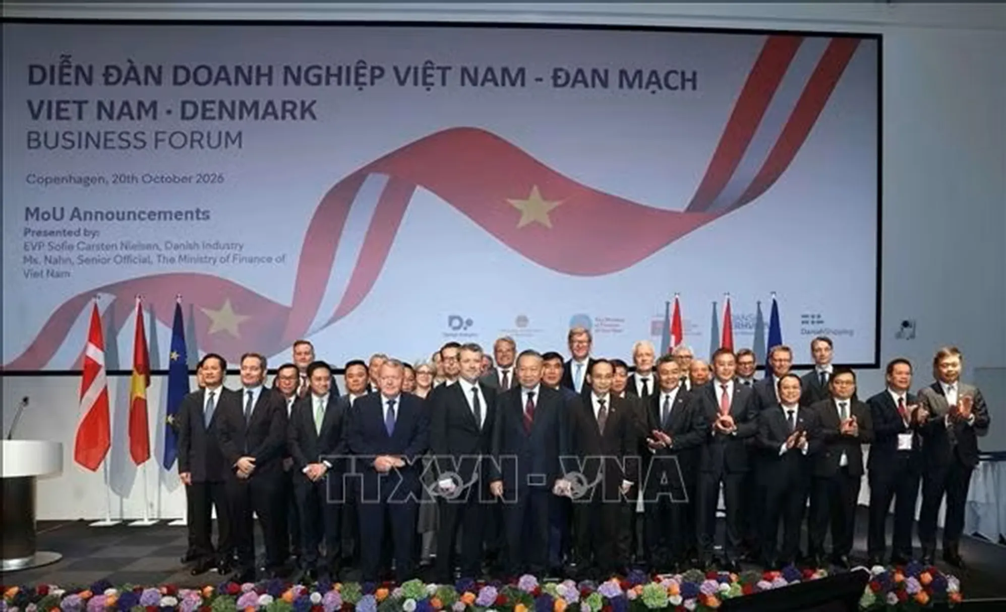 Tổng Bí thư, Chủ tịch nước Tô Lâm và Nhà Vua Đan Mạch Frederik X cùng các đại biểu và các doanh nghiệp hai nước. Ảnh: Thống Nhất/TTXVN