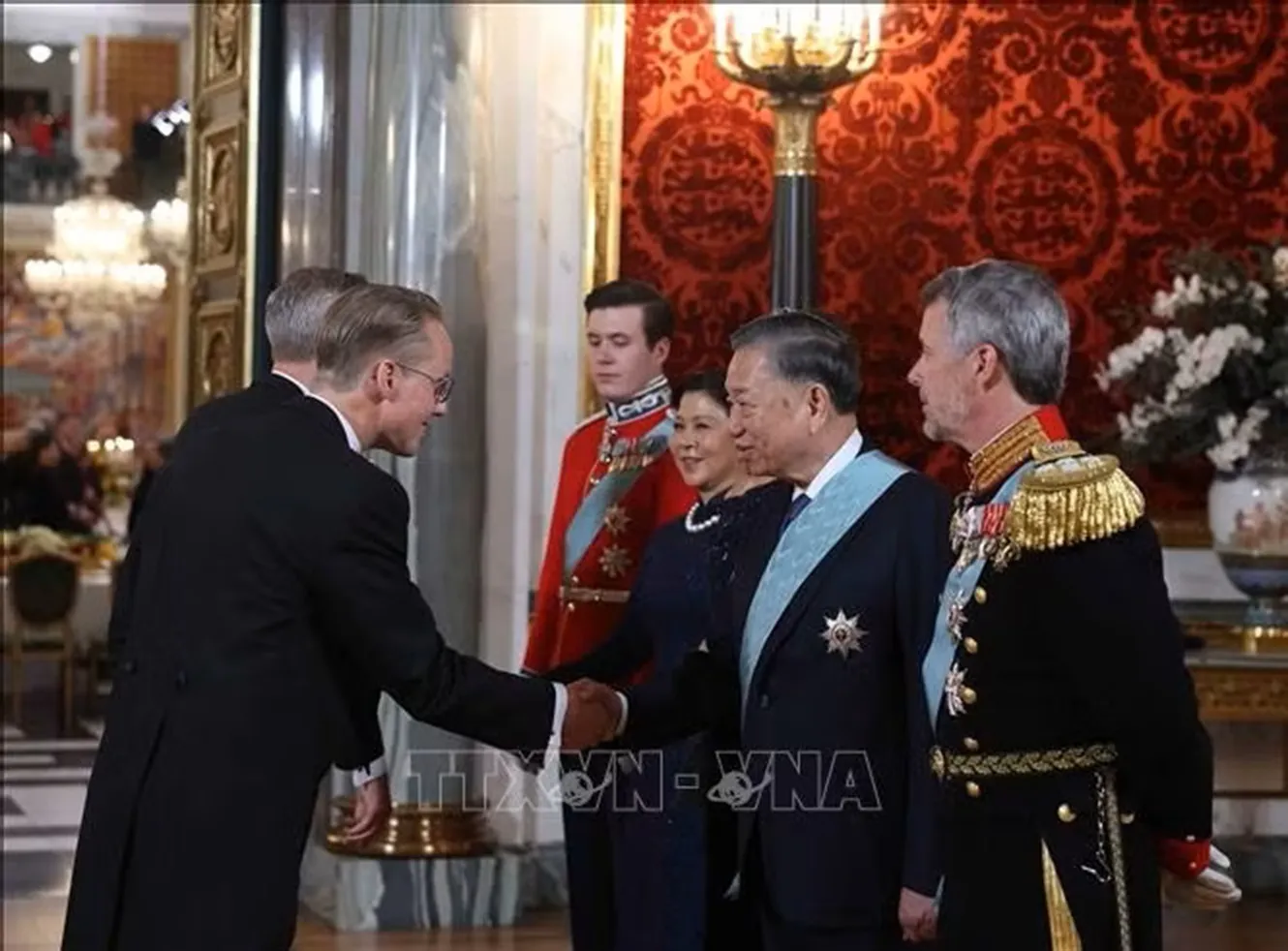 Tổng Bí thư, Chủ tịch nước Tô Lâm và Phu nhân cùng Nhà Vua Vương quốc Đan Mạch Frederik X, Hoàng hậu Mary và Thái tử Christian với các đại biểu dự chiêu đãi (Ảnh: Thống Nhất/TTXVN)